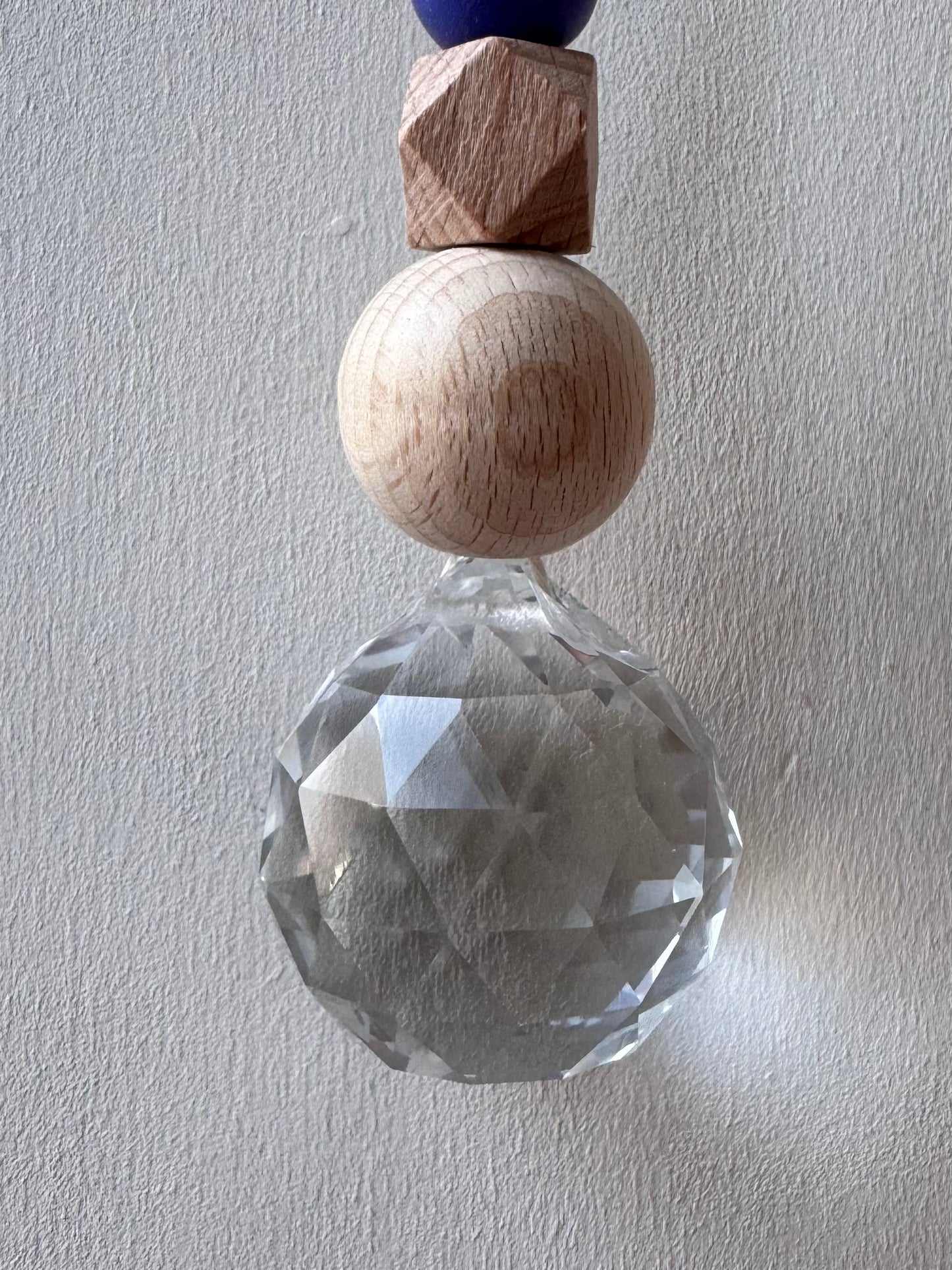 Handgefertigter bunter Sonnenfänger Blau, Beige und Rosa - Suncatcher mit Prisma - Regenbogen Fensterdekoration aus Glas