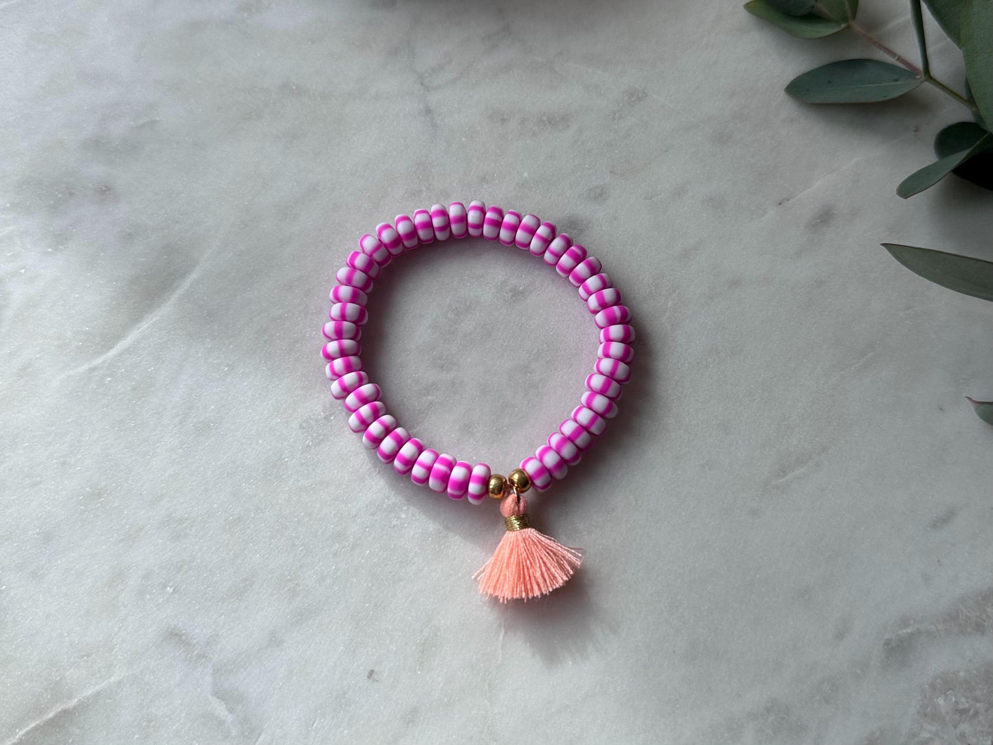 Buntes Perlenarmband handgefertigt - Pinkes Armband mit Quaste