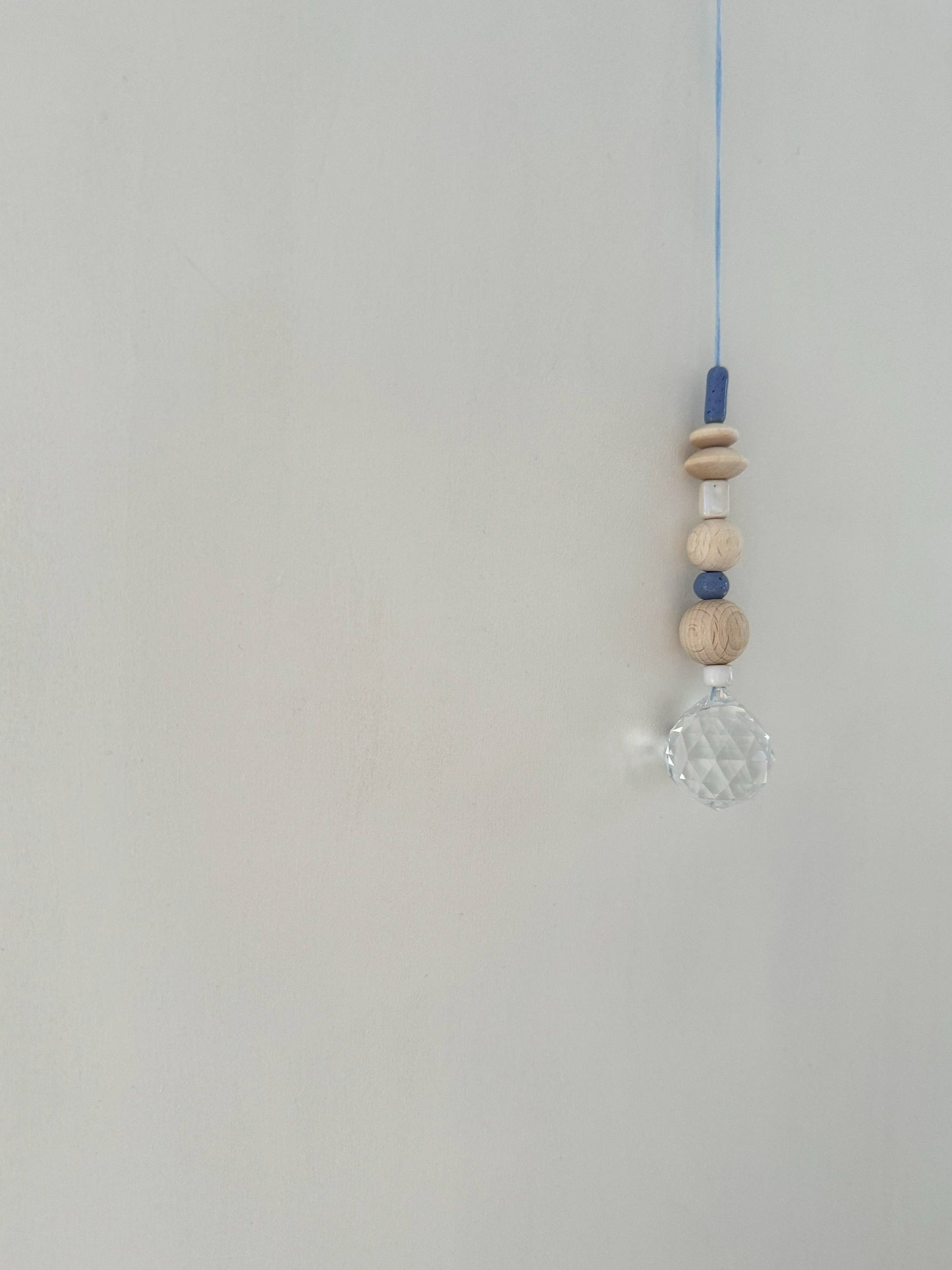 Handgefertigter schlichter Sonnenfänger - Suncatcher mit Prisma - Regenbogen Fensterdekoration aus Glas