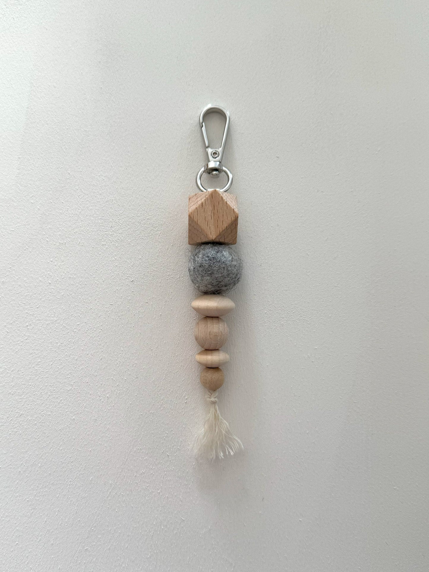 Handgefertigter Schlüsselanhänger aus Holz & Filz - Natürliches Accessoire