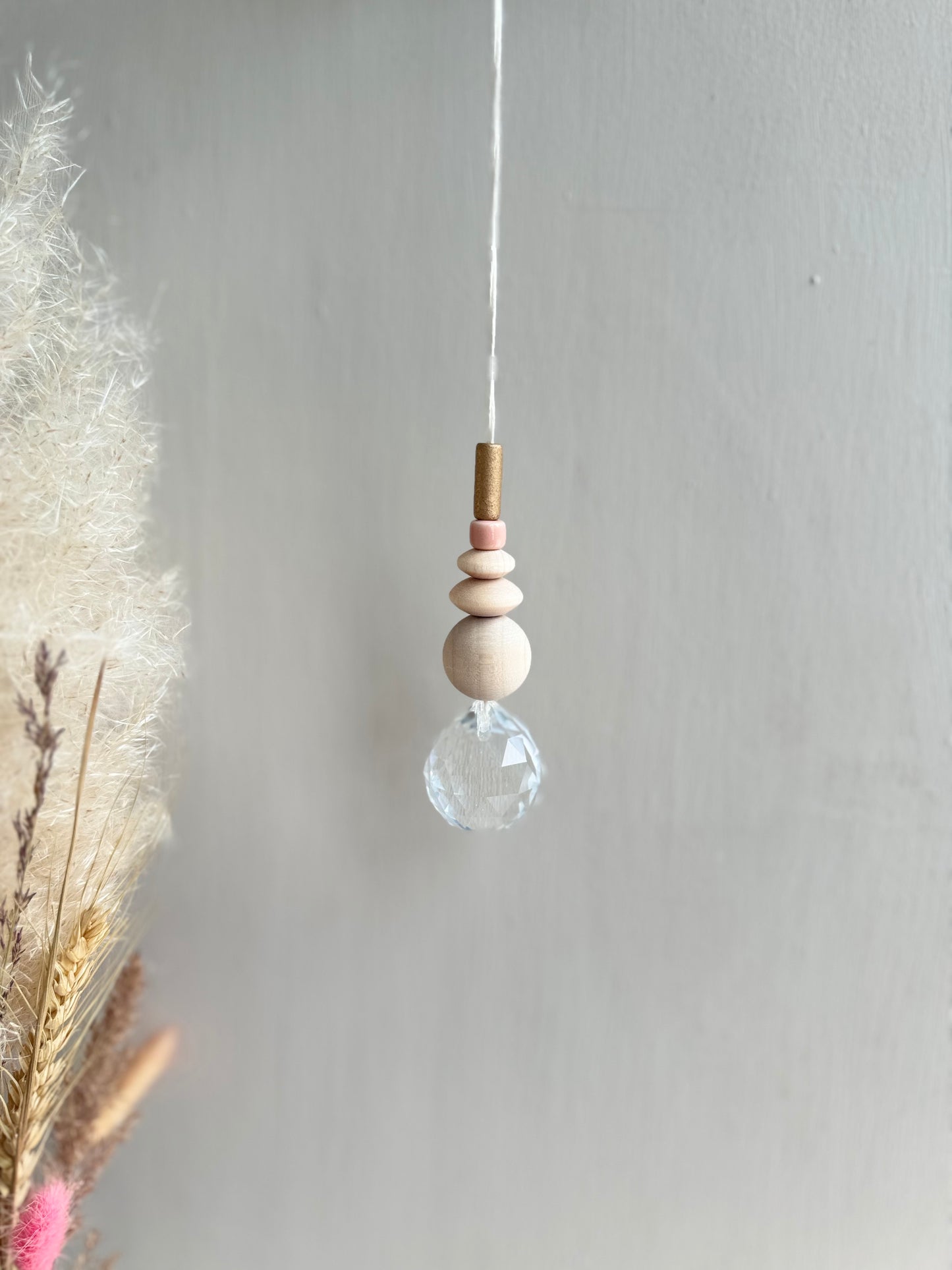 Handgefertigter schlichter Sonnenfänger - Suncatcher mit Prisma - Regenbogen Fensterdekoration aus Glas - Gold und Rosa