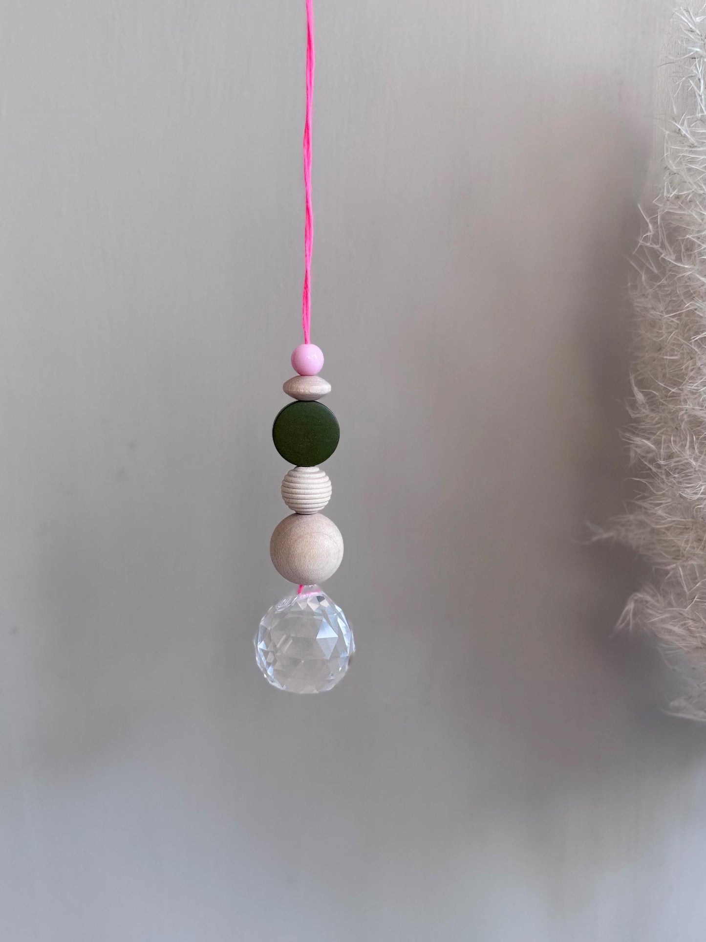 Handgefertigter bunter Sonnenfänger - Suncatcher mit Prisma - Regenbogen Fensterdekoration aus Glas