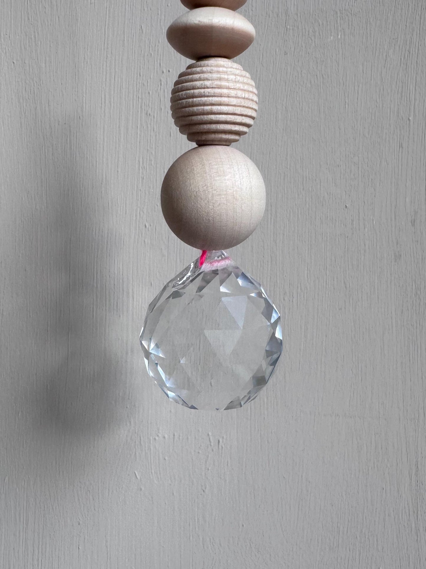 Handgefertigter bunter Sonnenfänger - Suncatcher mit Prisma - Regenbogen Fensterdekoration aus Glas
