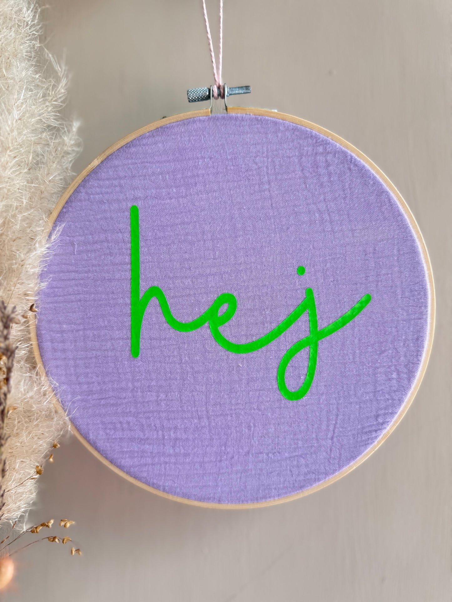 Stickrahmen "hej" - Neongrün - Musselinstoff - Handgemachte Sommerdeko Wanddeko Türkranz