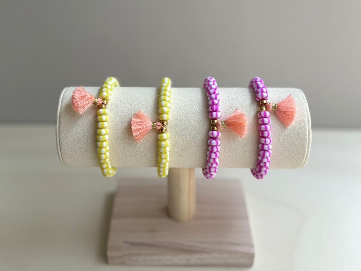Buntes Perlenarmband handgefertigt - Pinkes Armband mit Quaste