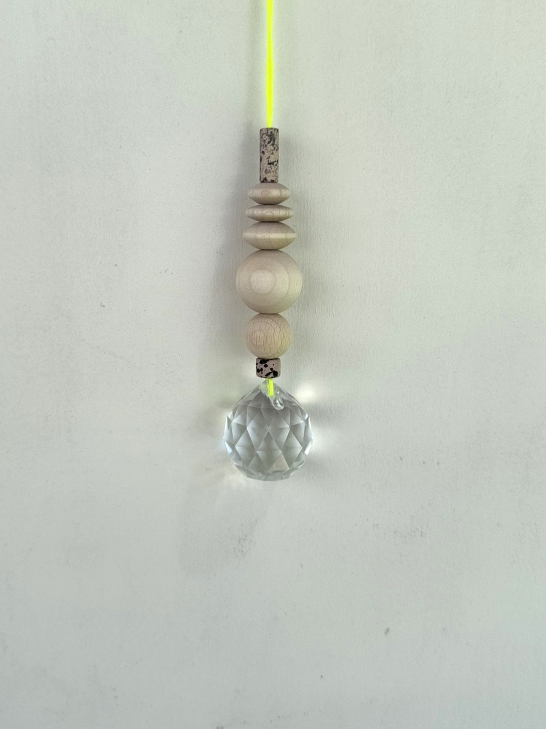 Handgefertigter bunter Sonnenfänger - Suncatcher mit Prisma - Regenbogen Fensterdekoration aus Glas