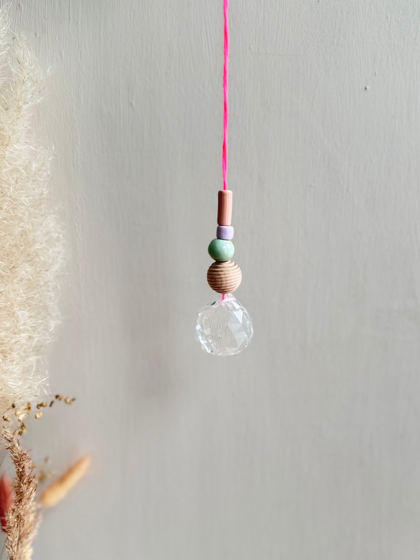 Handgefertigter bunter Sonnenfänger - Suncatcher mit Prisma - Regenbogen Fensterdekoration aus Glas