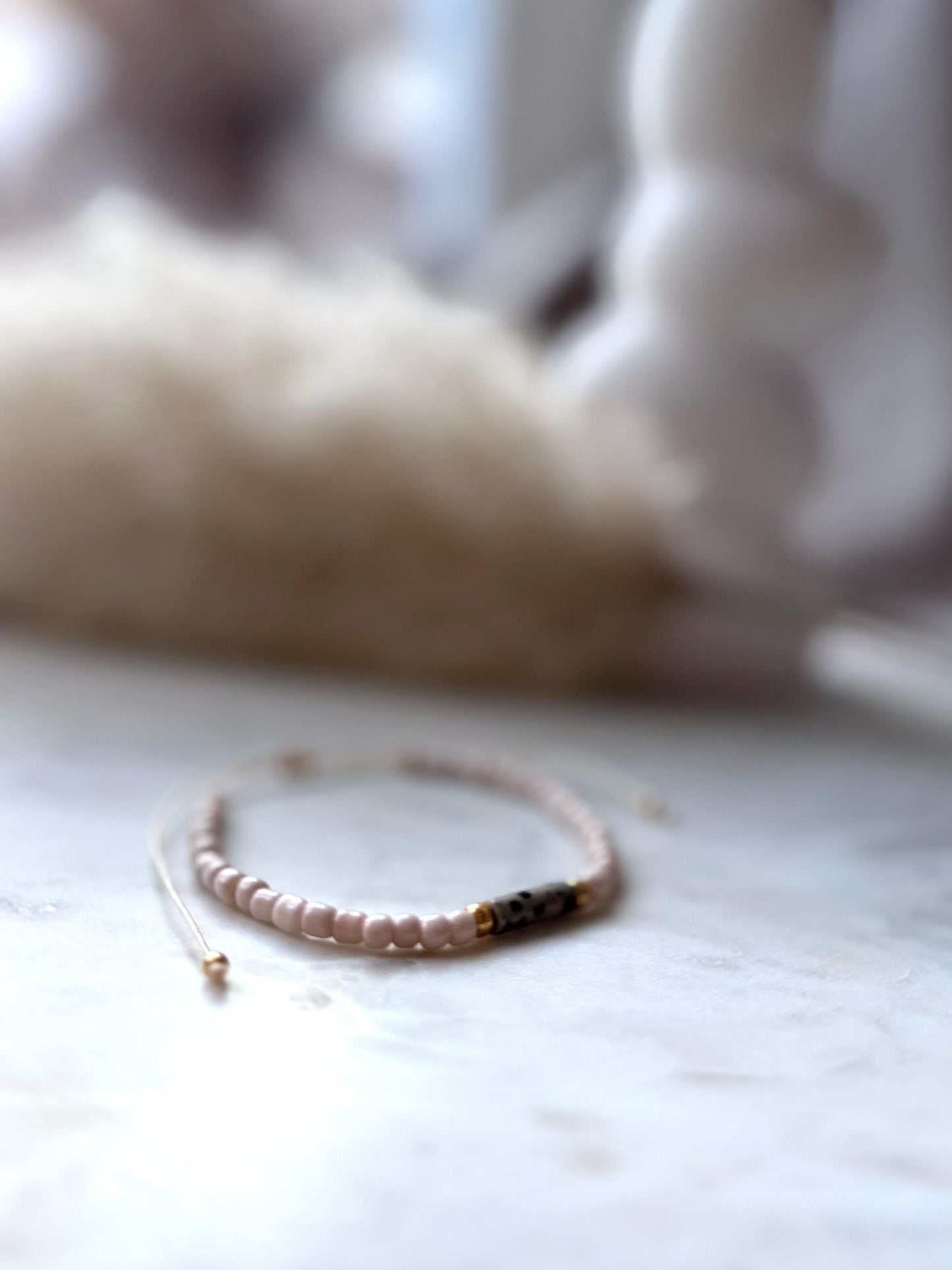 Zartes Edelsteinarmband handgefertigt - mit Dalmatiner Jaspis - Freundschaftsarmband