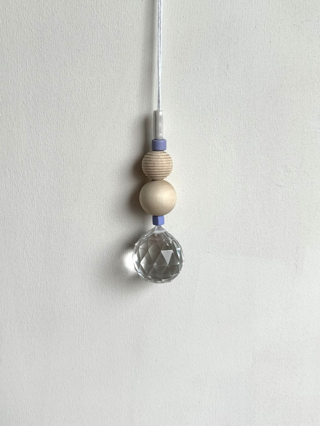 Handgefertigter schlichter Sonnenfänger - Suncatcher mit Prisma - Regenbogen Fensterdekoration aus Glas