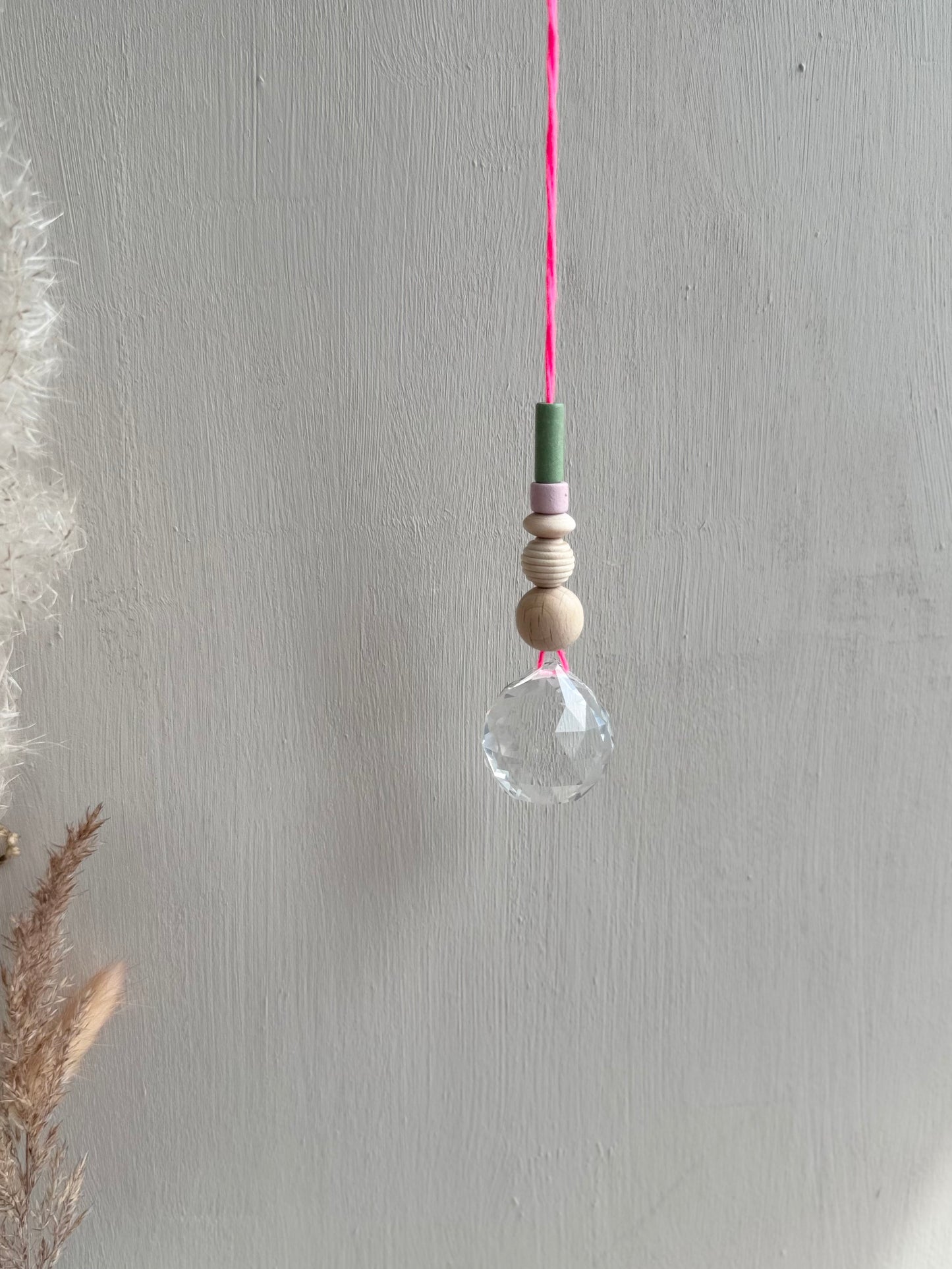 Handgefertigter bunter Sonnenfänger - Suncatcher mit Prisma - Regenbogen Fensterdekoration aus Glas