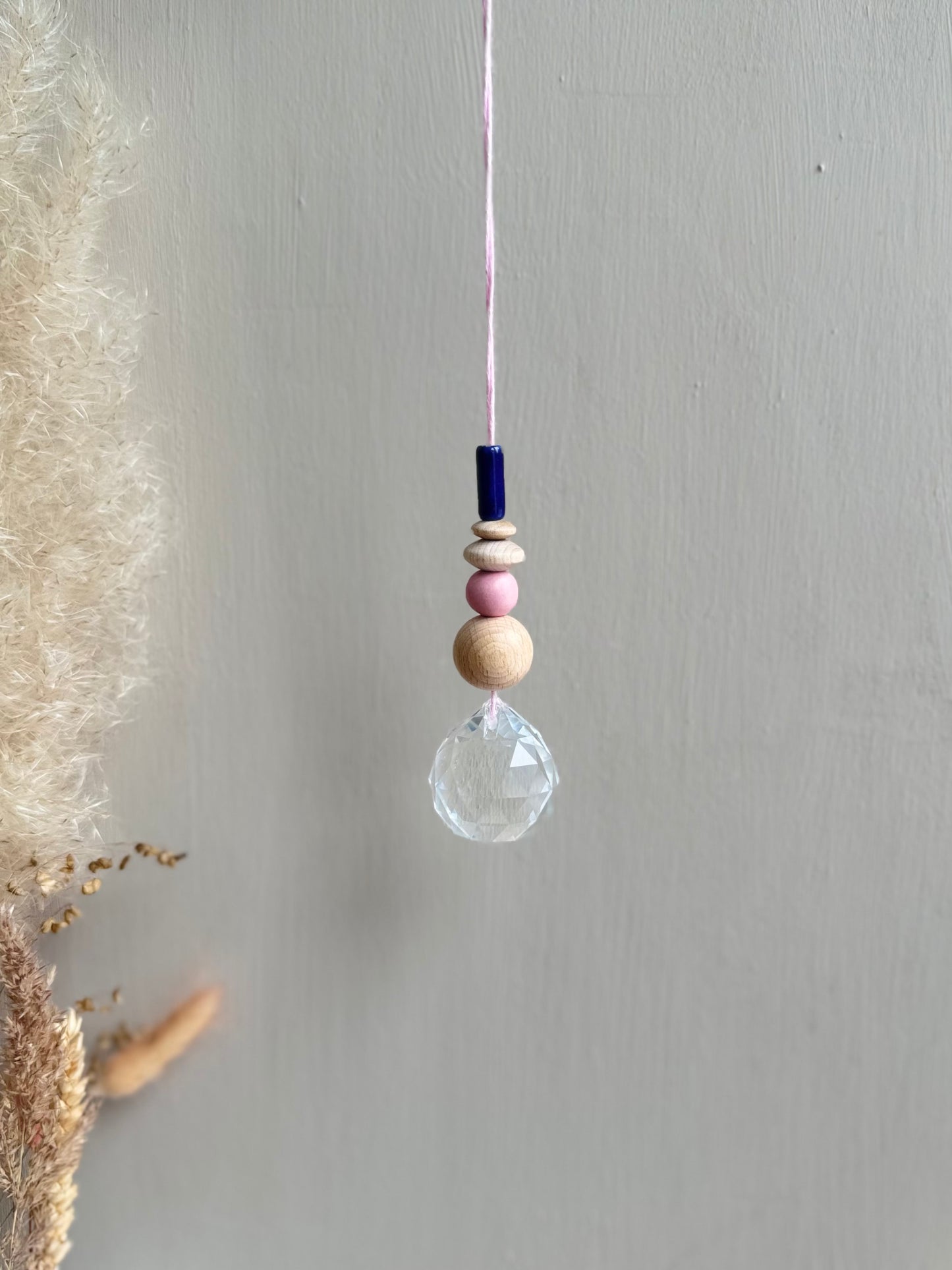 Handgefertigter bunter Sonnenfänger - Suncatcher mit Prisma - Regenbogen Fensterdekoration aus Glas - Rosa und Blau