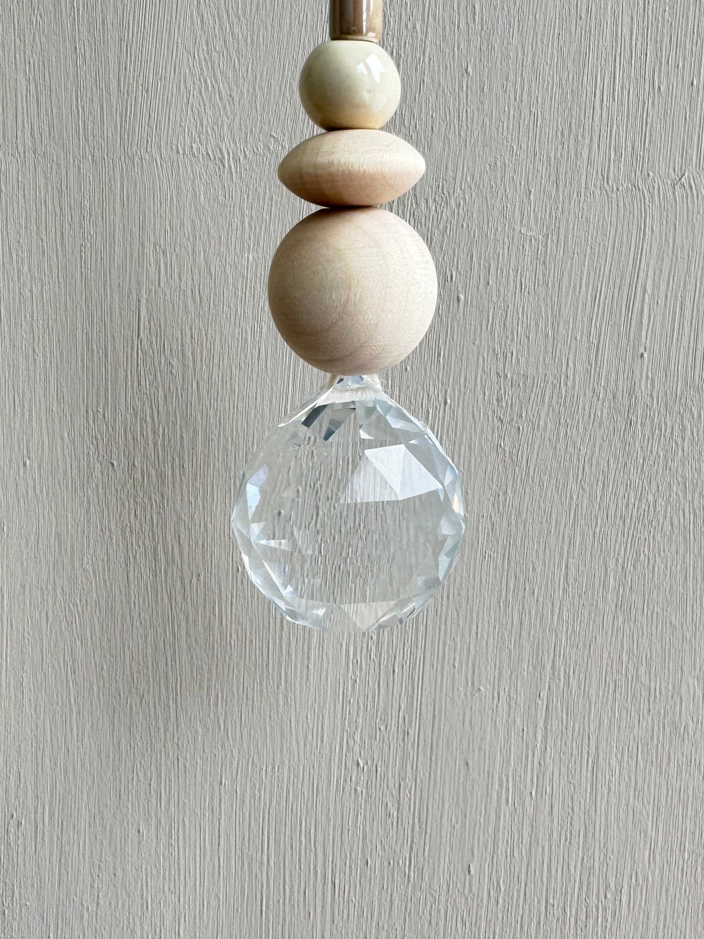 Handgefertigter schlichter Sonnenfänger - Suncatcher mit Prisma - Regenbogen Fensterdekoration aus Glas