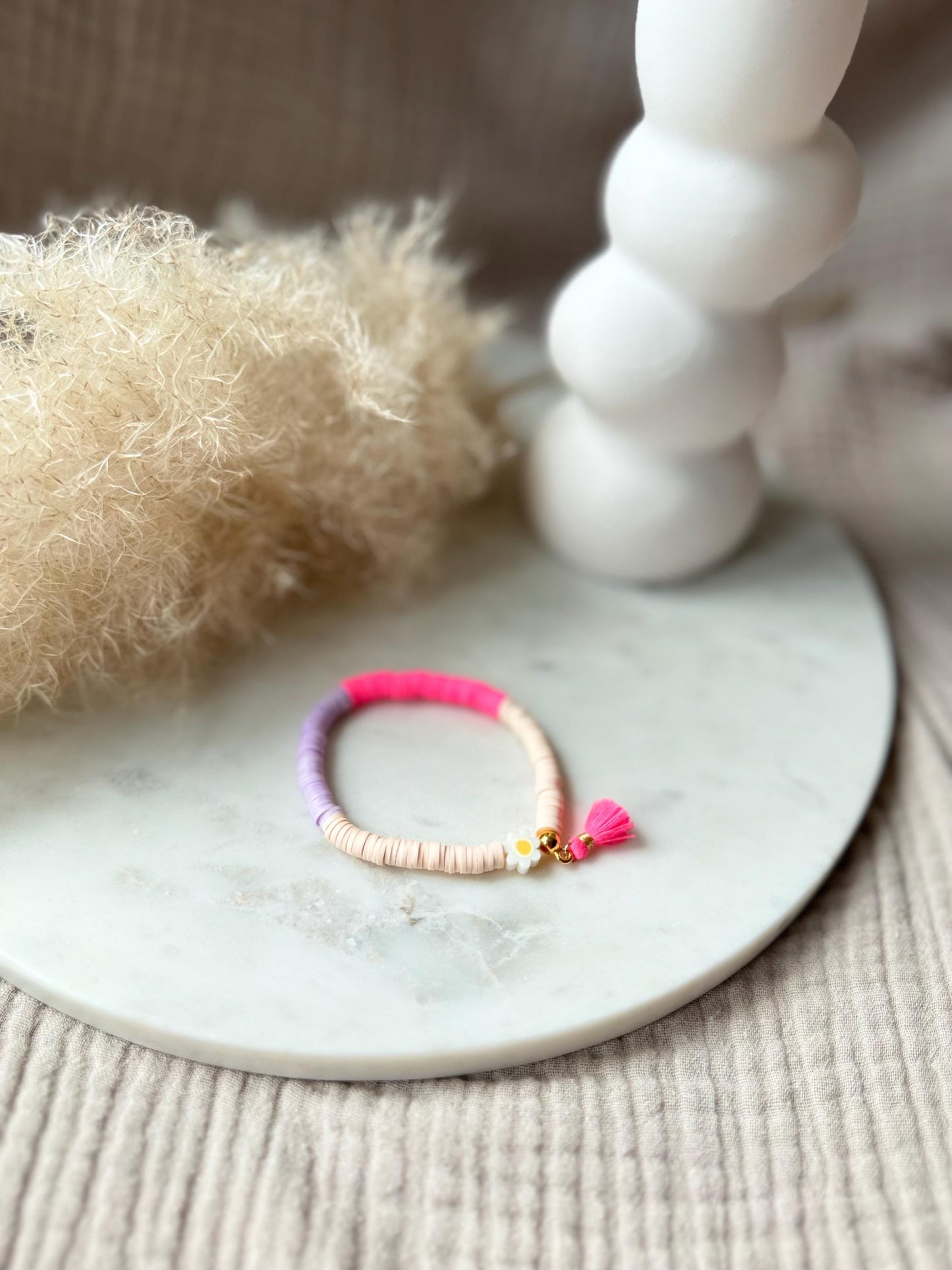 Katsuki Perlenarmband handgefertigt - Buntes Armband mit Blume und Quaste in Neonpink