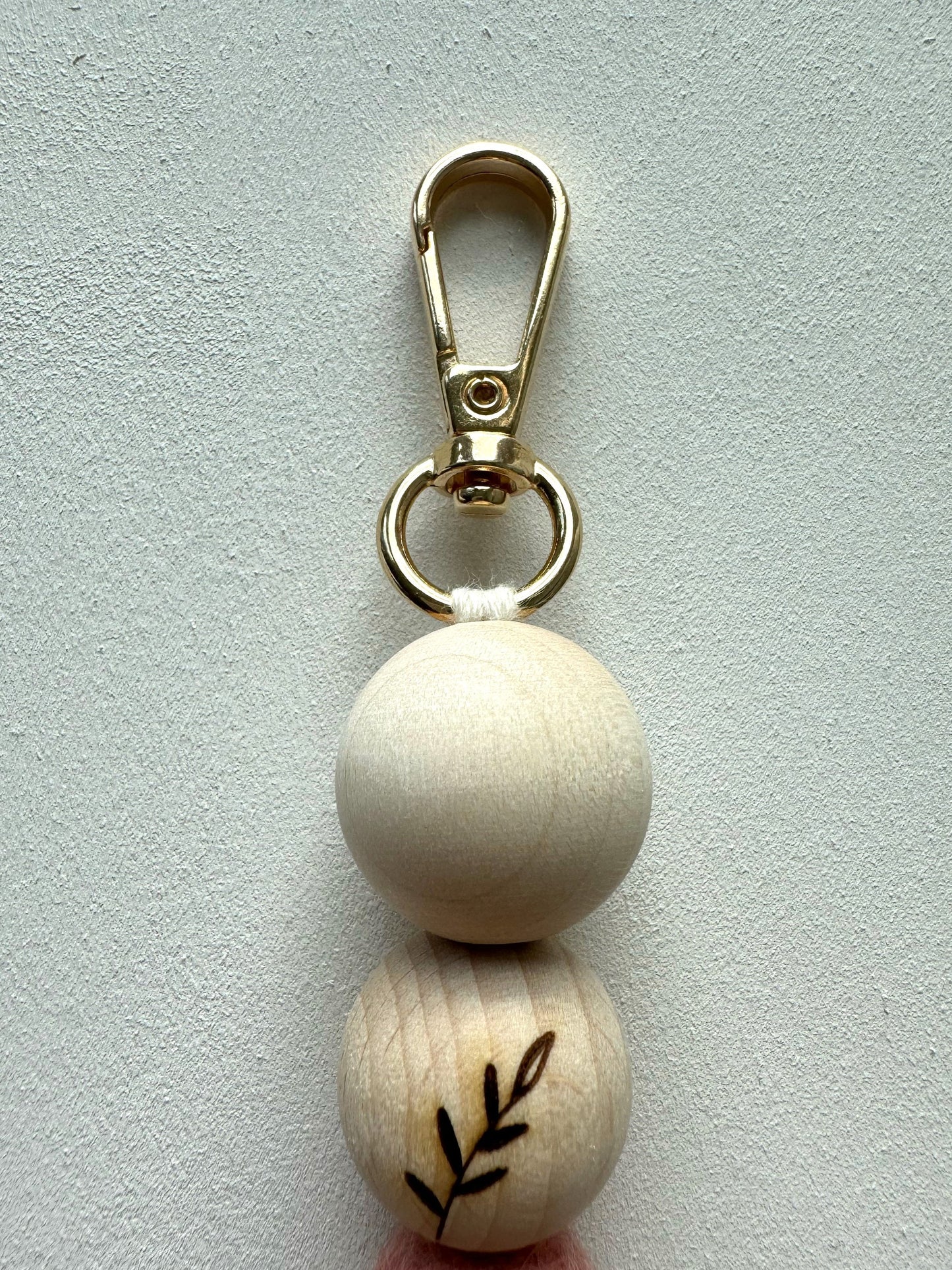 Handgefertigter Schlüsselanhänger aus Holz & Filz - Natürliches Accessoire