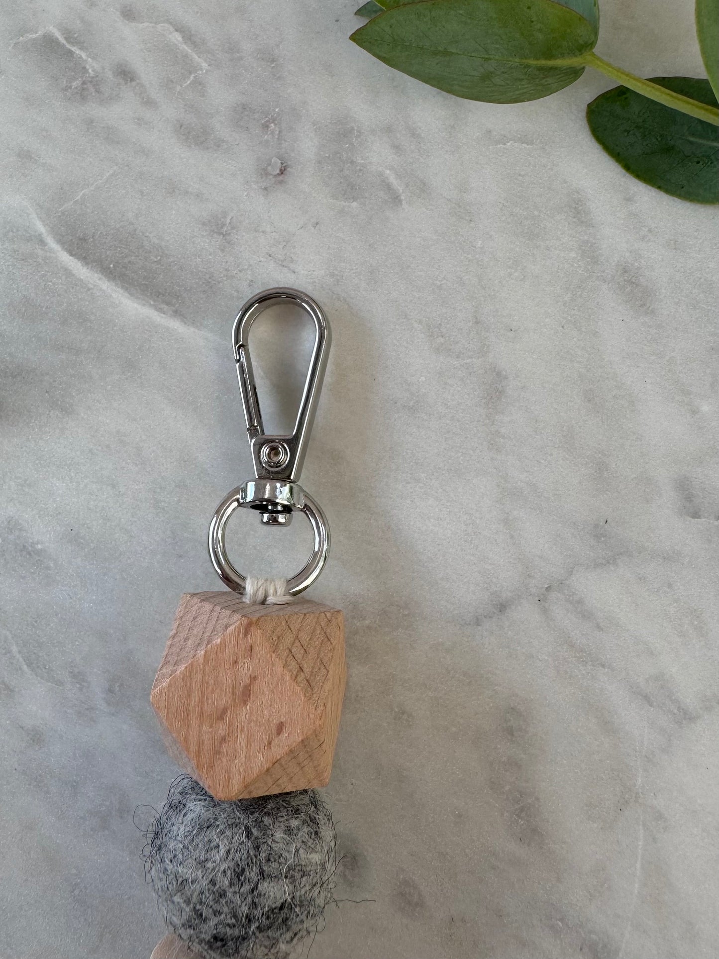 Handgefertigter Schlüsselanhänger aus Holz & Filz - Natürliches Accessoire