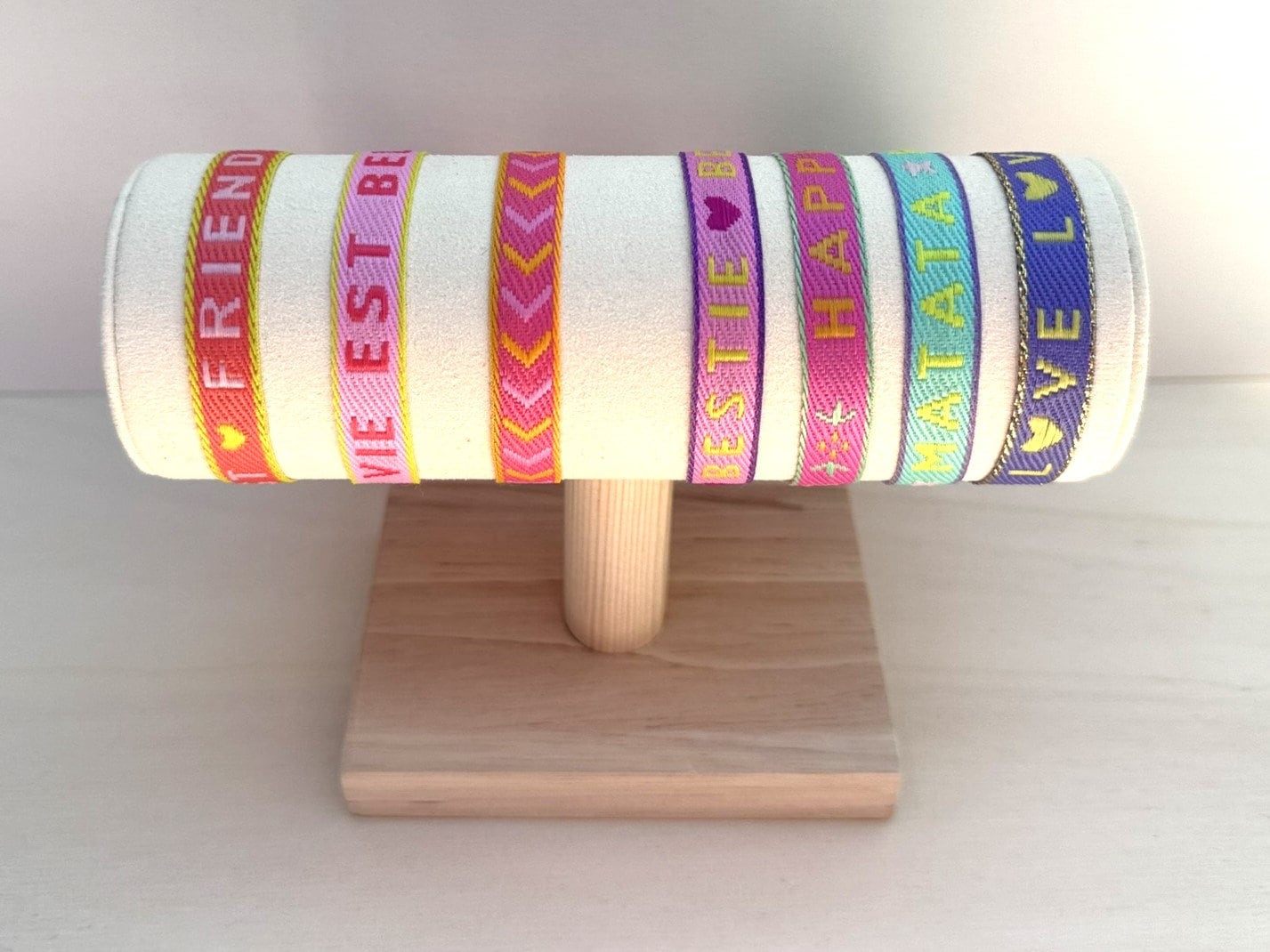 Verstellbares buntes Textarmband mit goldener Stoppperle - Freundschaftsarmband Boho Style