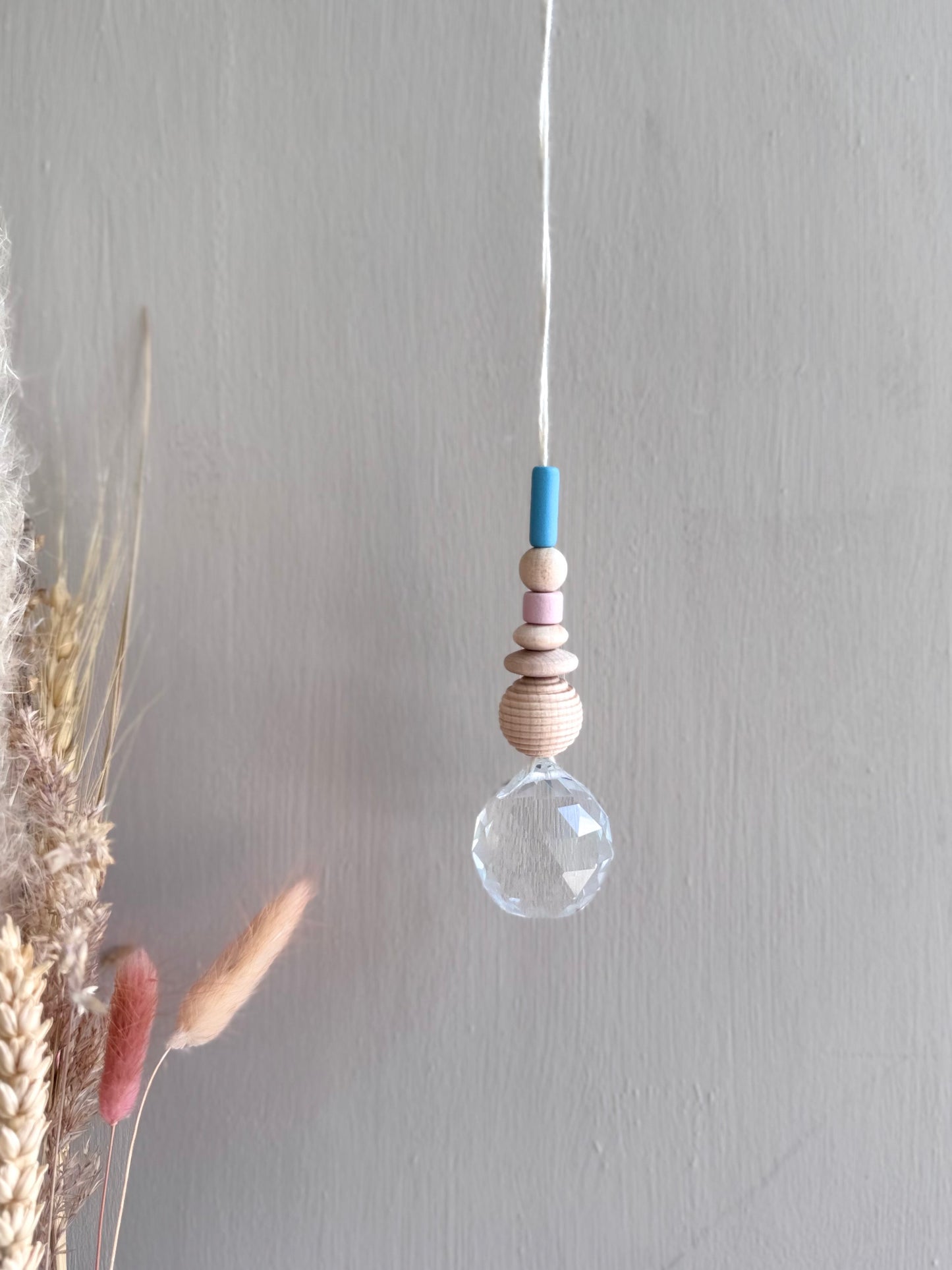 Handgefertigter bunter Sonnenfänger - Suncatcher mit Prisma - Regenbogen Fensterdekoration aus Glas