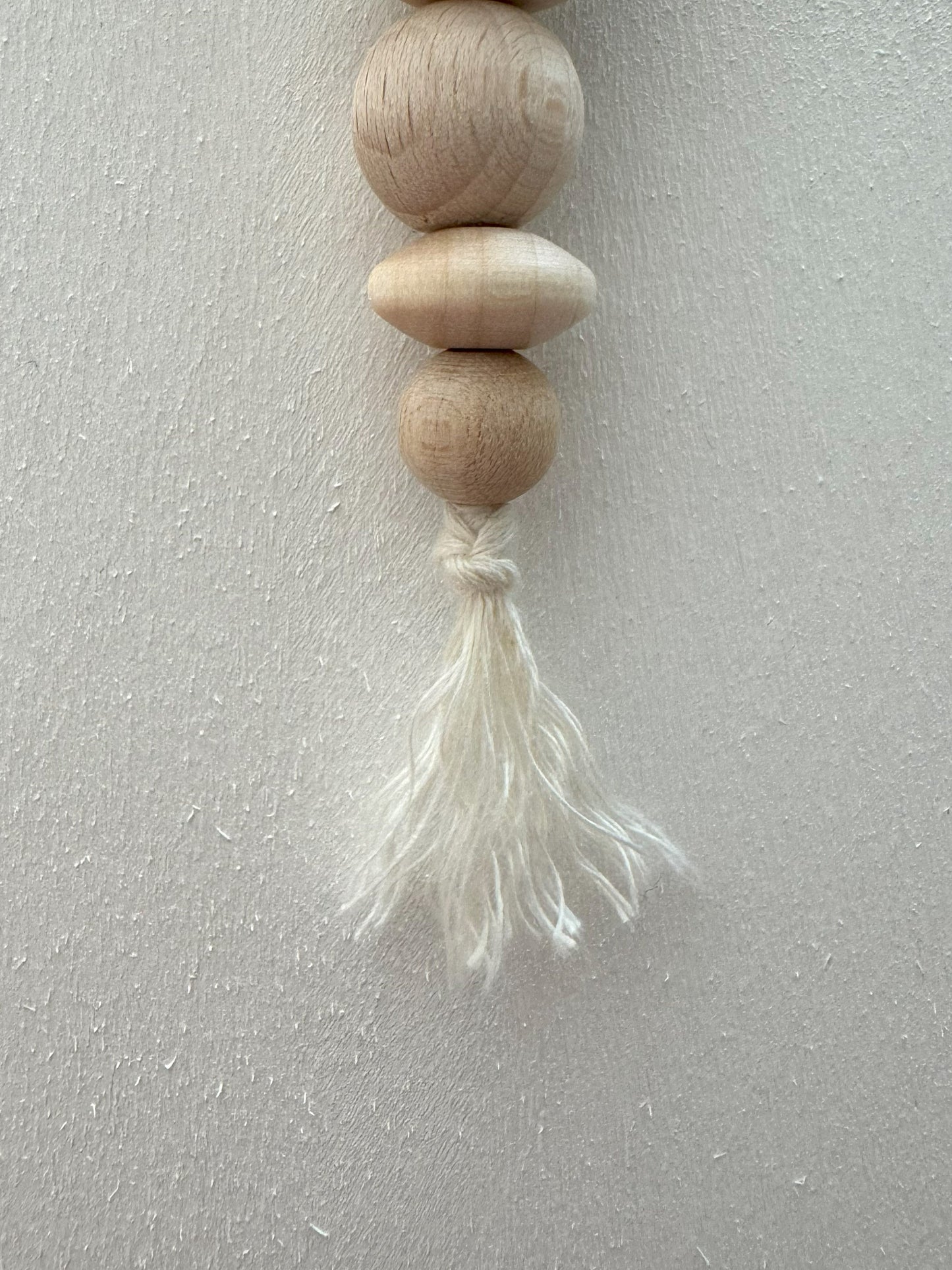 Handgefertigter Schlüsselanhänger aus Holz & Filz - Natürliches Accessoire