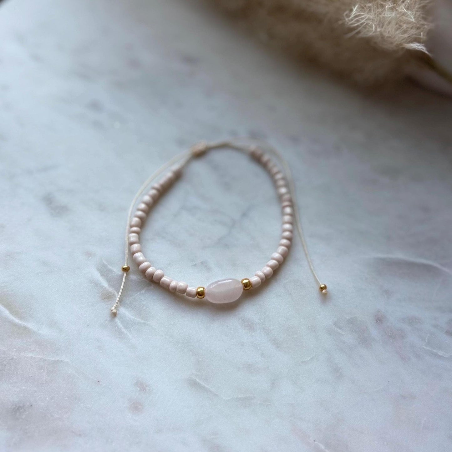 Zartes Edelsteinarmband handgefertigt - mit Rosenquarz - Freundschaftsarmband