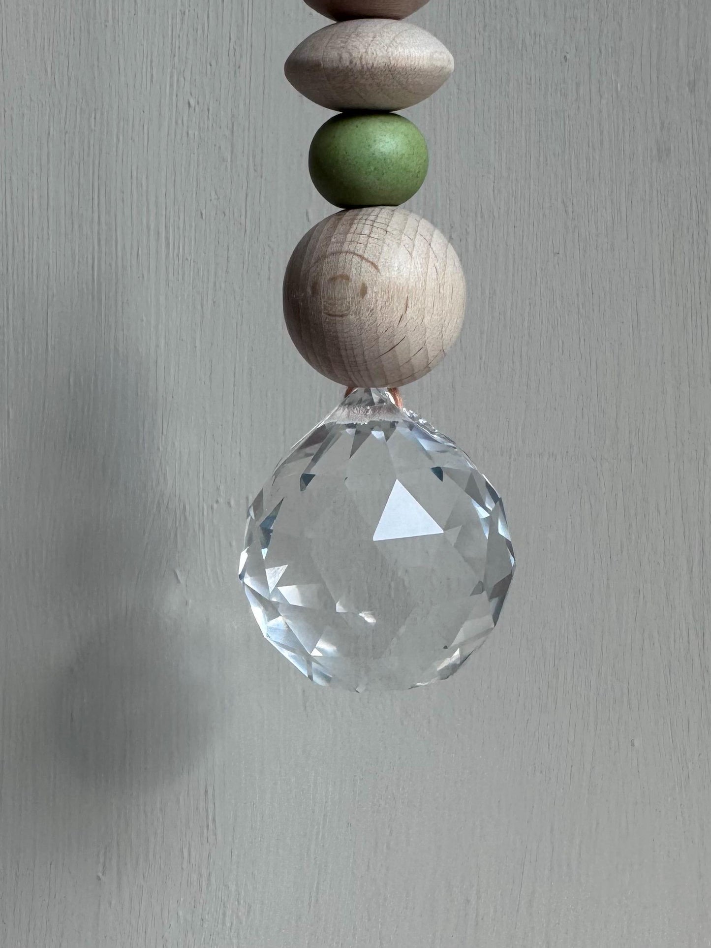 Handgefertigter bunter Sonnenfänger - Suncatcher mit Prisma - Regenbogen Fensterdekoration aus Glas