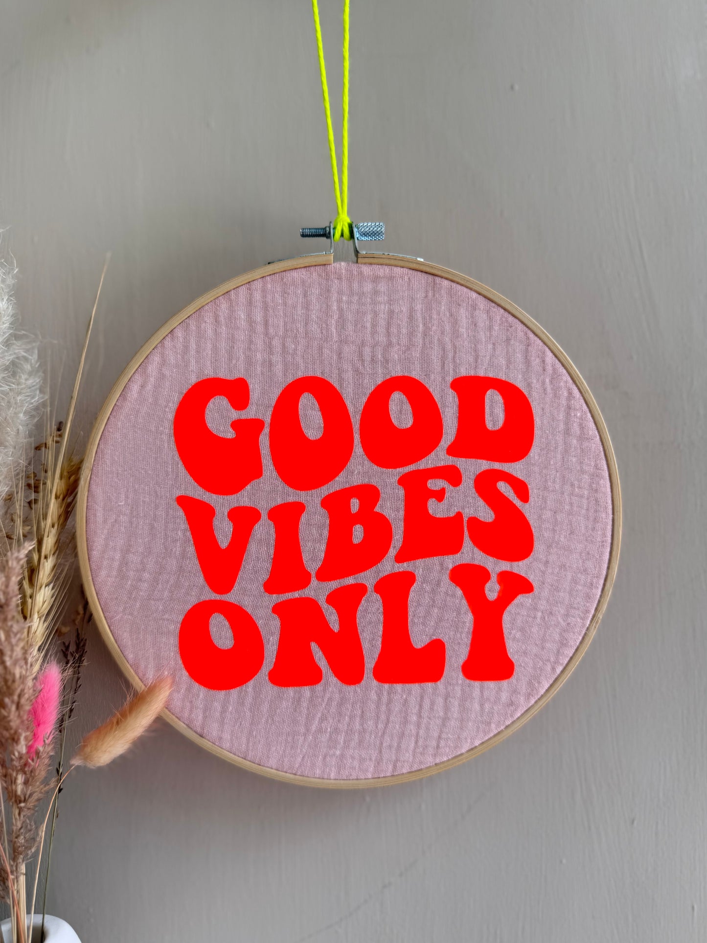 Stickrahmen "Good vibes only" Musselinstoff - Handgemachte Sommerdeko Wanddeko Türkranz