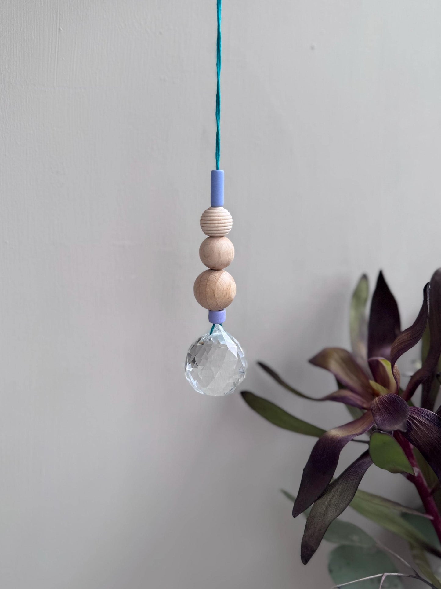 Handgefertigter bunter Sonnenfänger - Suncatcher mit Prisma - Regenbogen Fensterdekoration aus Glas