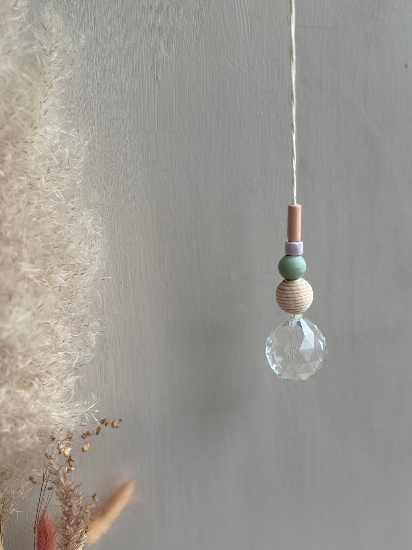 Handgefertigter bunter Sonnenfänger - Suncatcher mit Prisma - Regenbogen Fensterdekoration aus Glas