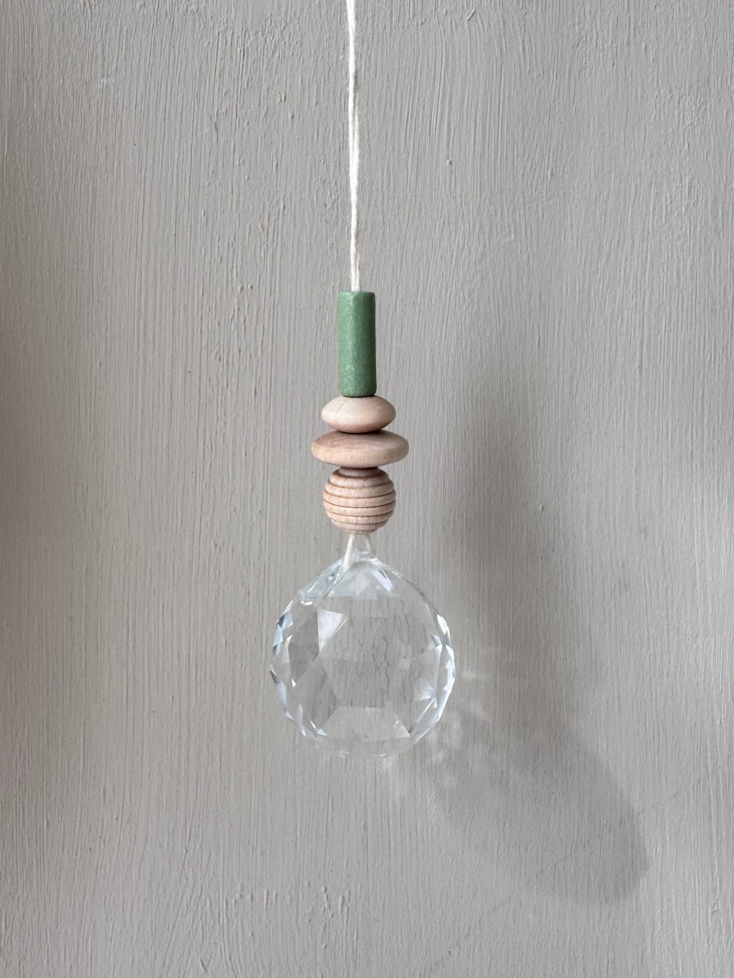 Handgefertigter schlichter Sonnenfänger Hellgrün - Suncatcher mit Prisma - Regenbogen Fensterdekoration aus Glas