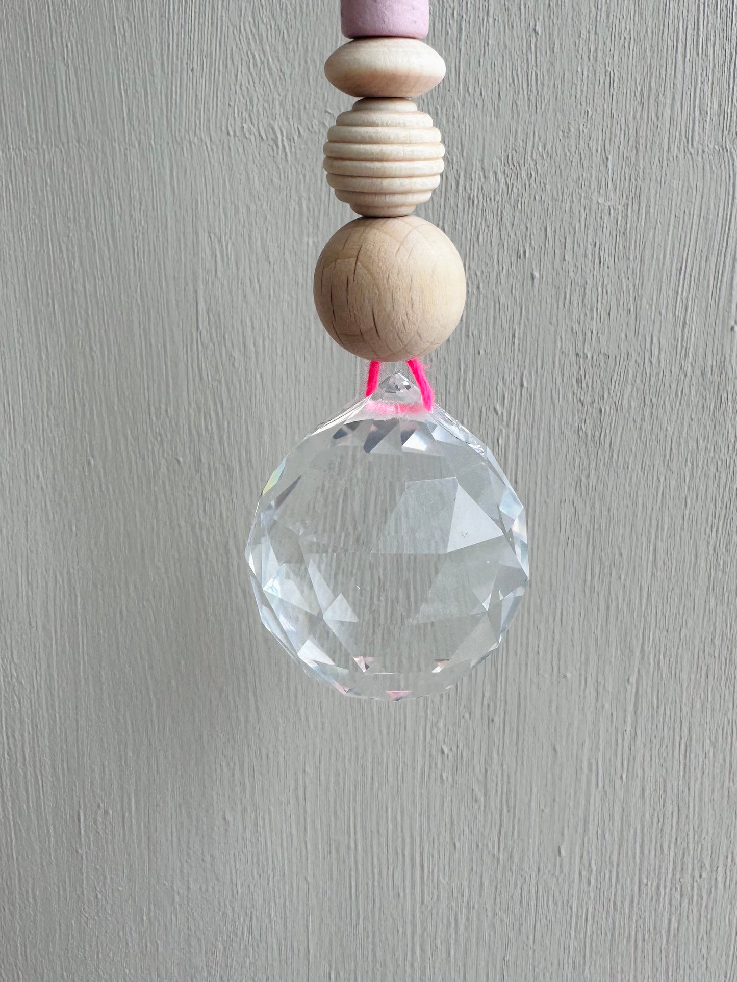 Handgefertigter bunter Sonnenfänger - Suncatcher mit Prisma - Regenbogen Fensterdekoration aus Glas