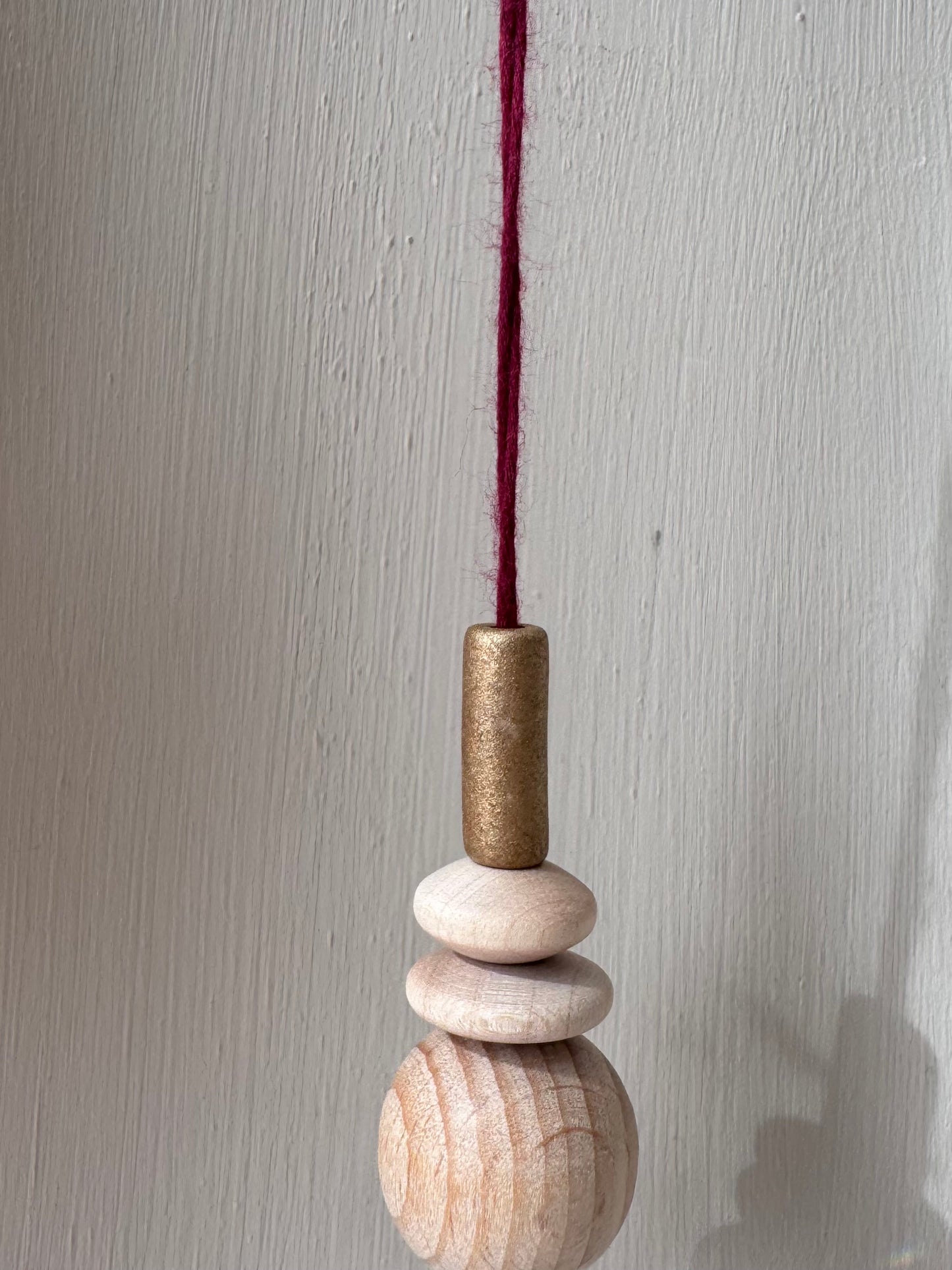 Handgefertigter schlichter Sonnenfänger Bordeaux und Gold - Suncatcher mit Prisma - Regenbogen Fensterdekoration aus Glas
