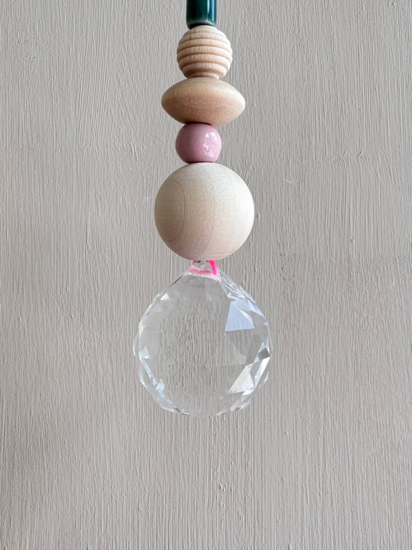 Handgefertigter bunter Sonnenfänger - Suncatcher mit Prisma - Regenbogen Fensterdekoration aus Glas