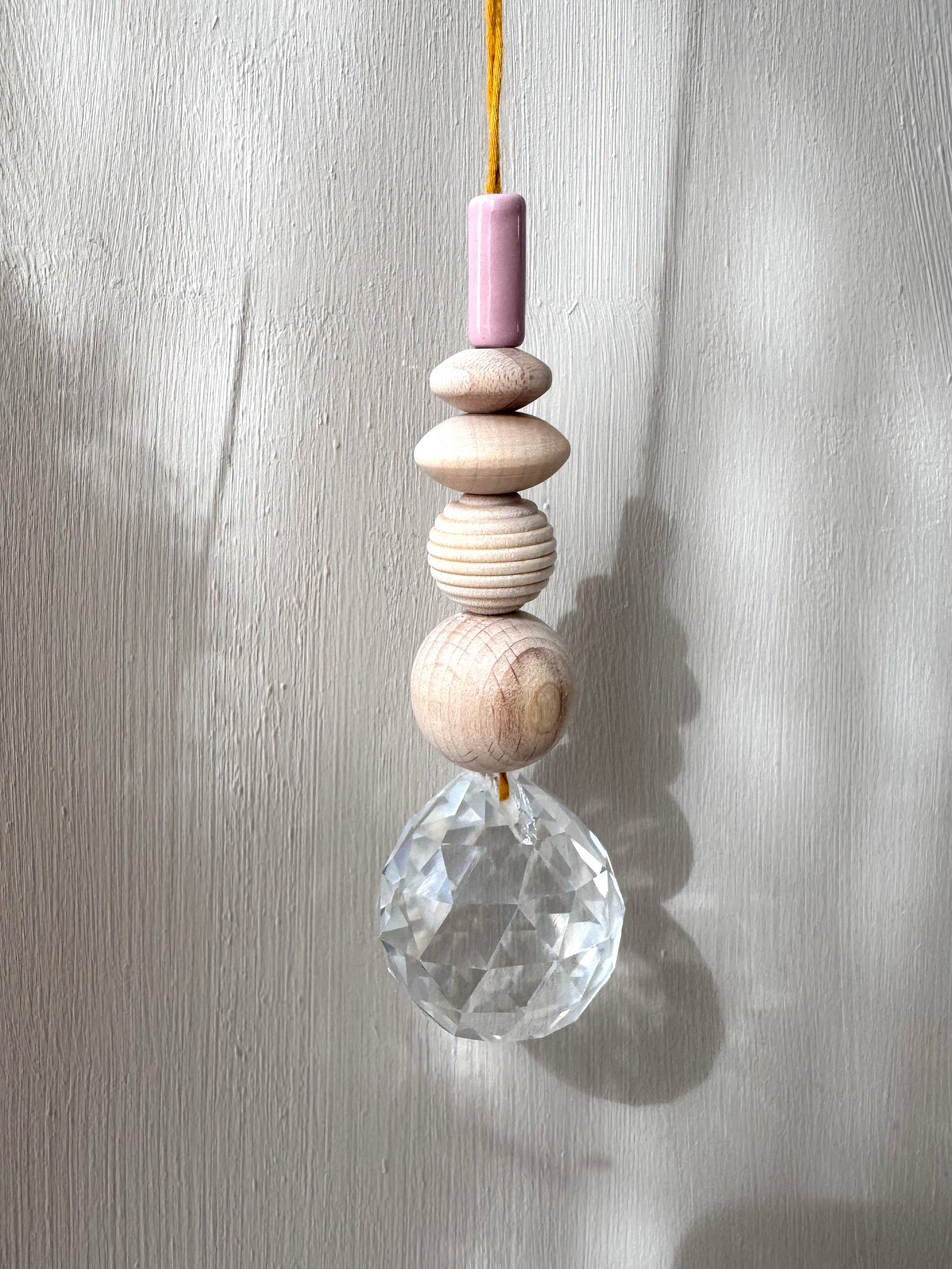 Handgefertigter bunter Sonnenfänger Ocker und Rosa - Suncatcher mit Prisma - Regenbogen Fensterdekoration aus Glas