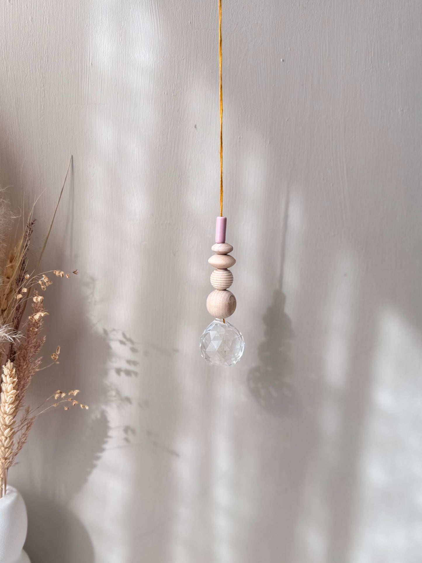 Handgefertigter bunter Sonnenfänger Ocker und Rosa - Suncatcher mit Prisma - Regenbogen Fensterdekoration aus Glas