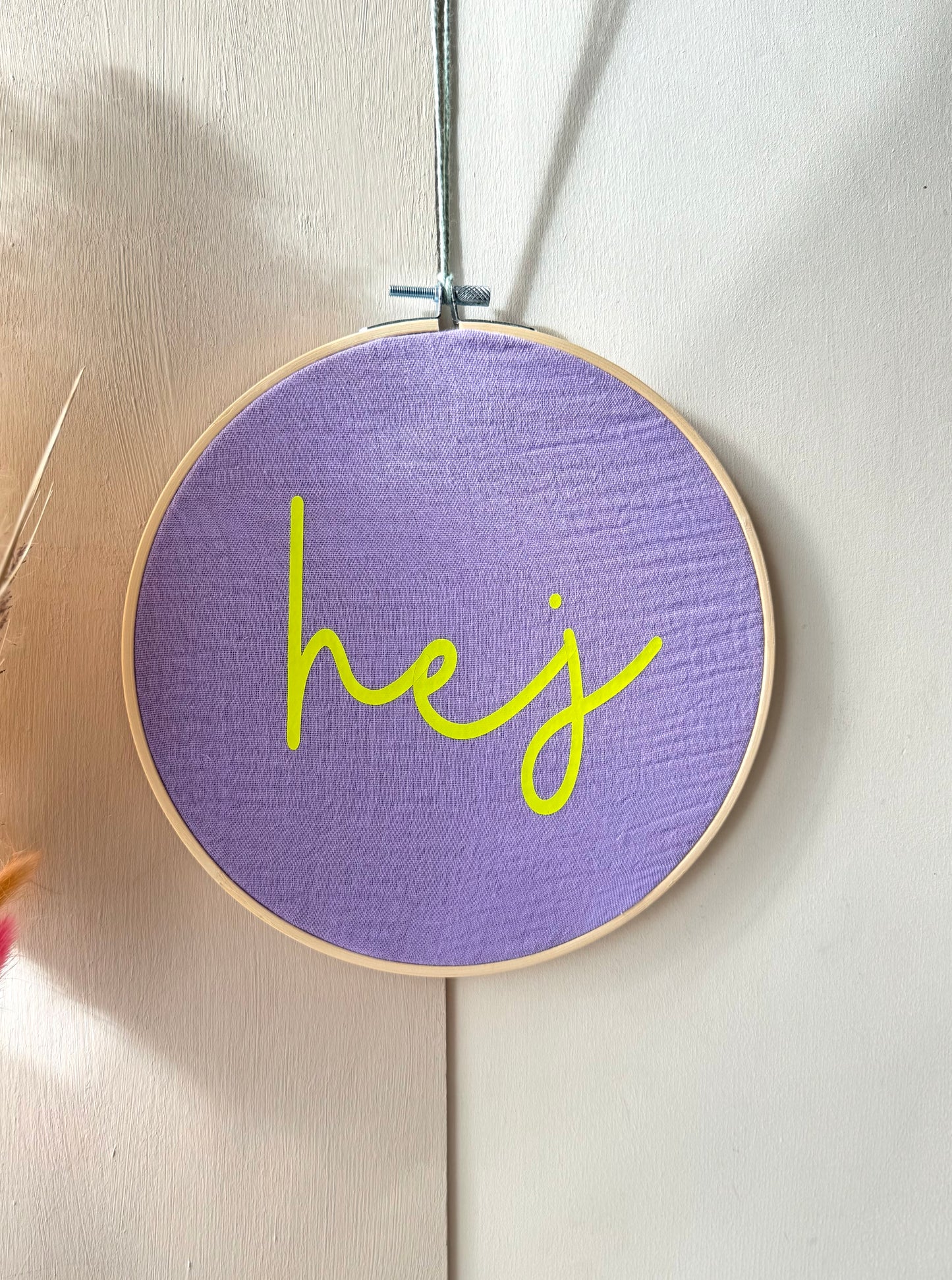 Stickrahmen "hej" - Neongelb - Musselinstoff - Handgemachte Sommerdeko Wanddeko Türkranz