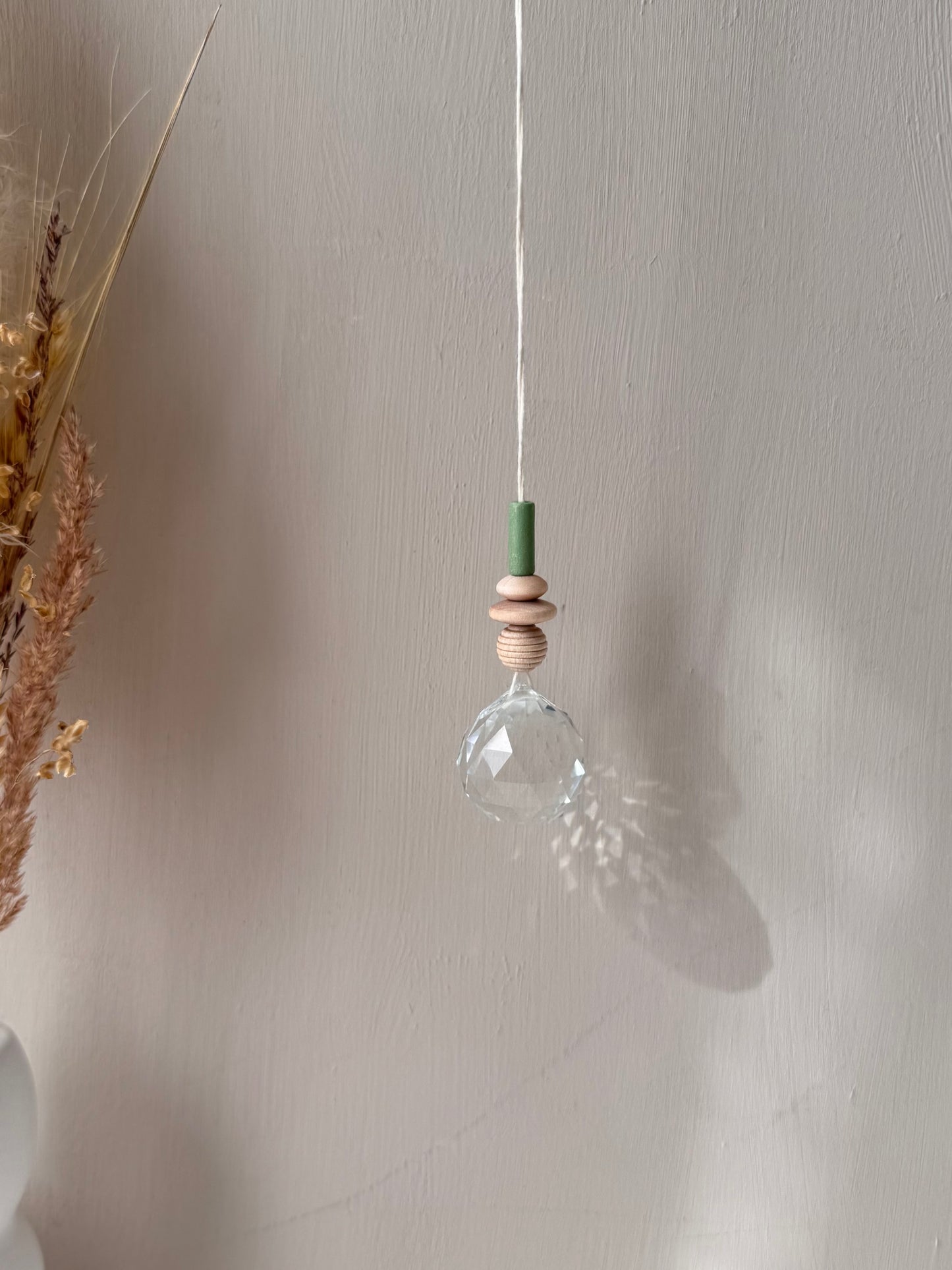 Handgefertigter schlichter Sonnenfänger Hellgrün - Suncatcher mit Prisma - Regenbogen Fensterdekoration aus Glas