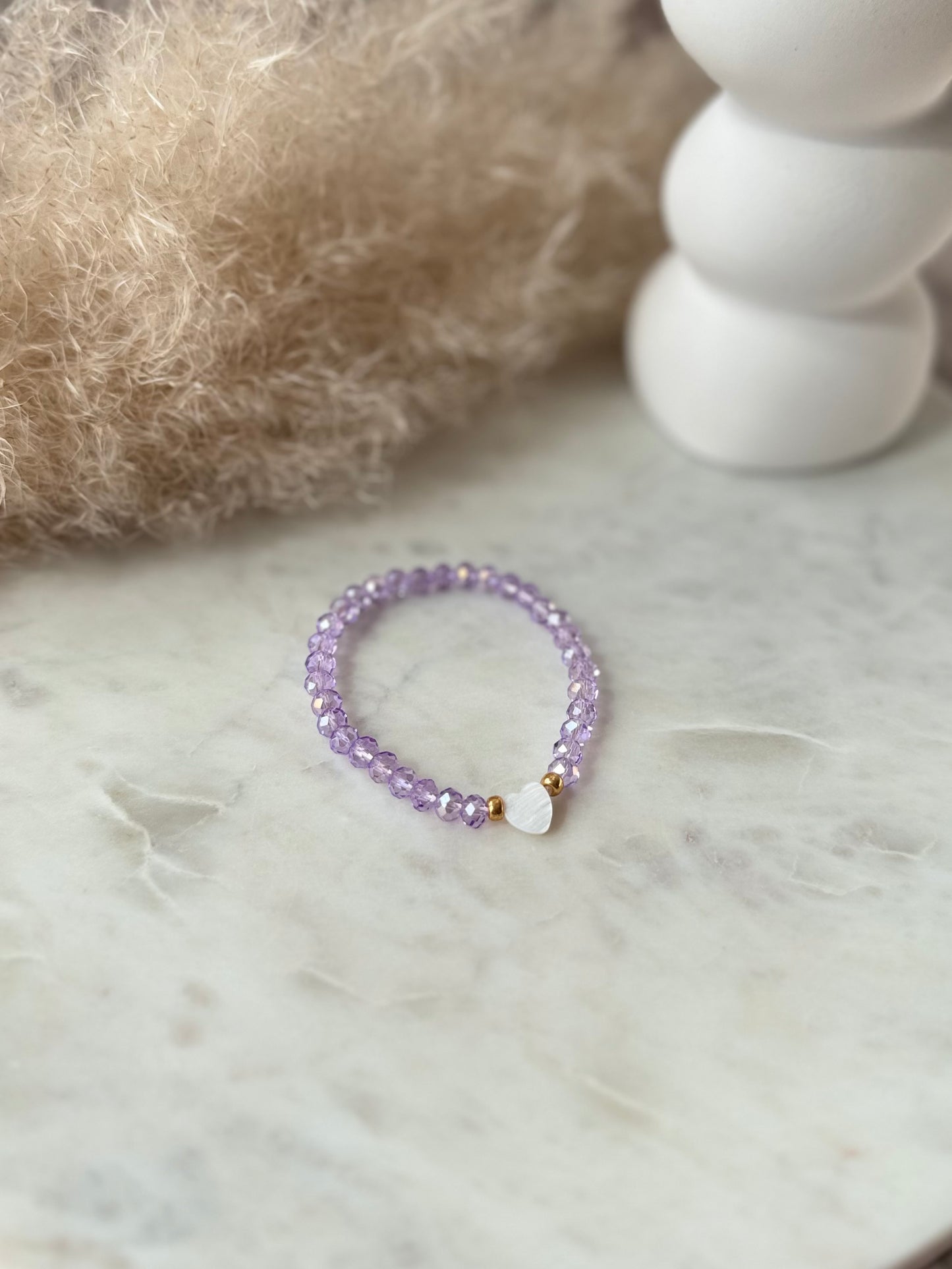 Handgemachtes Armband mit Muschelherz - Flieder Lila | Glas Facettperlen