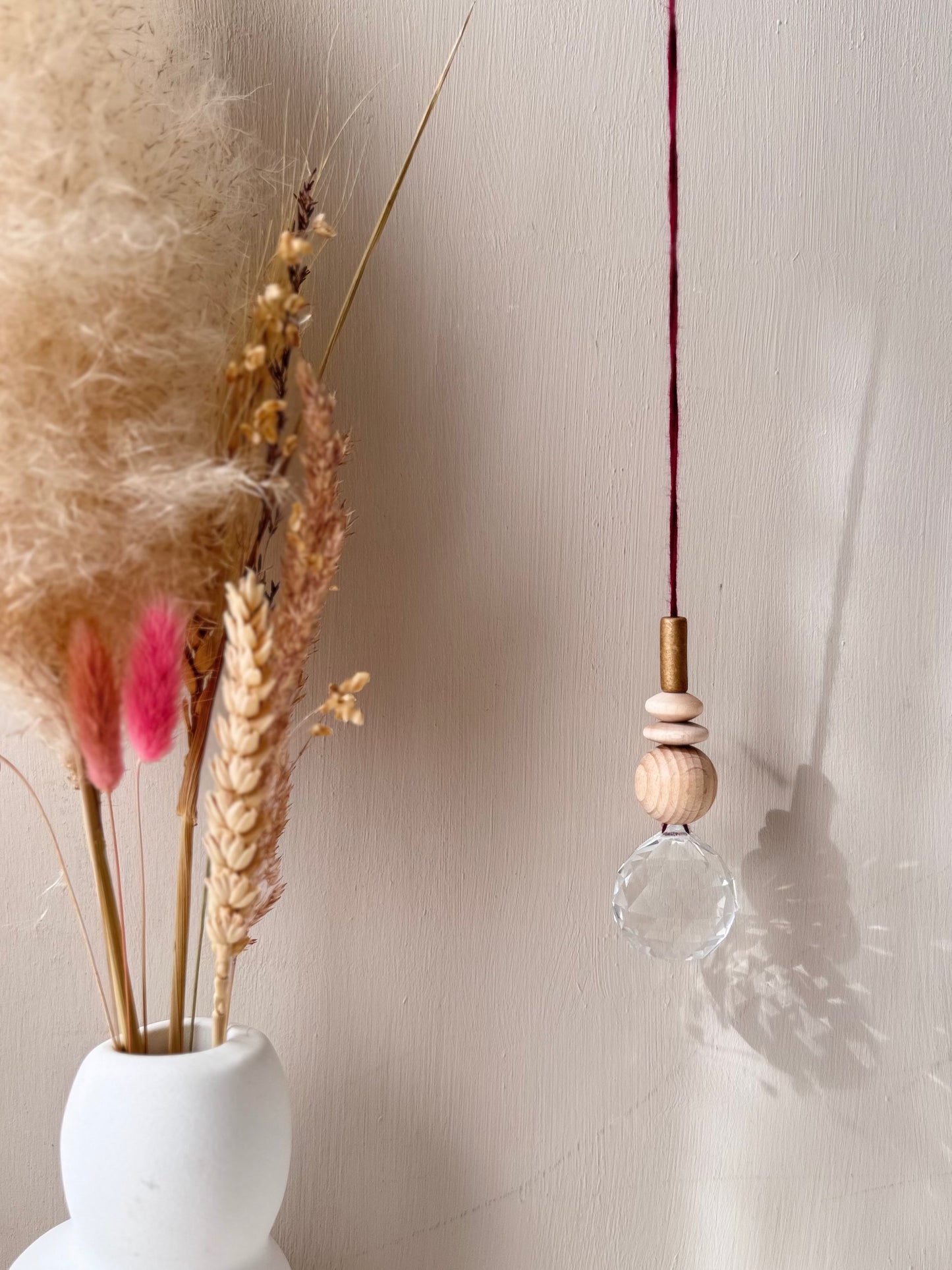Handgefertigter schlichter Sonnenfänger Bordeaux und Gold - Suncatcher mit Prisma - Regenbogen Fensterdekoration aus Glas
