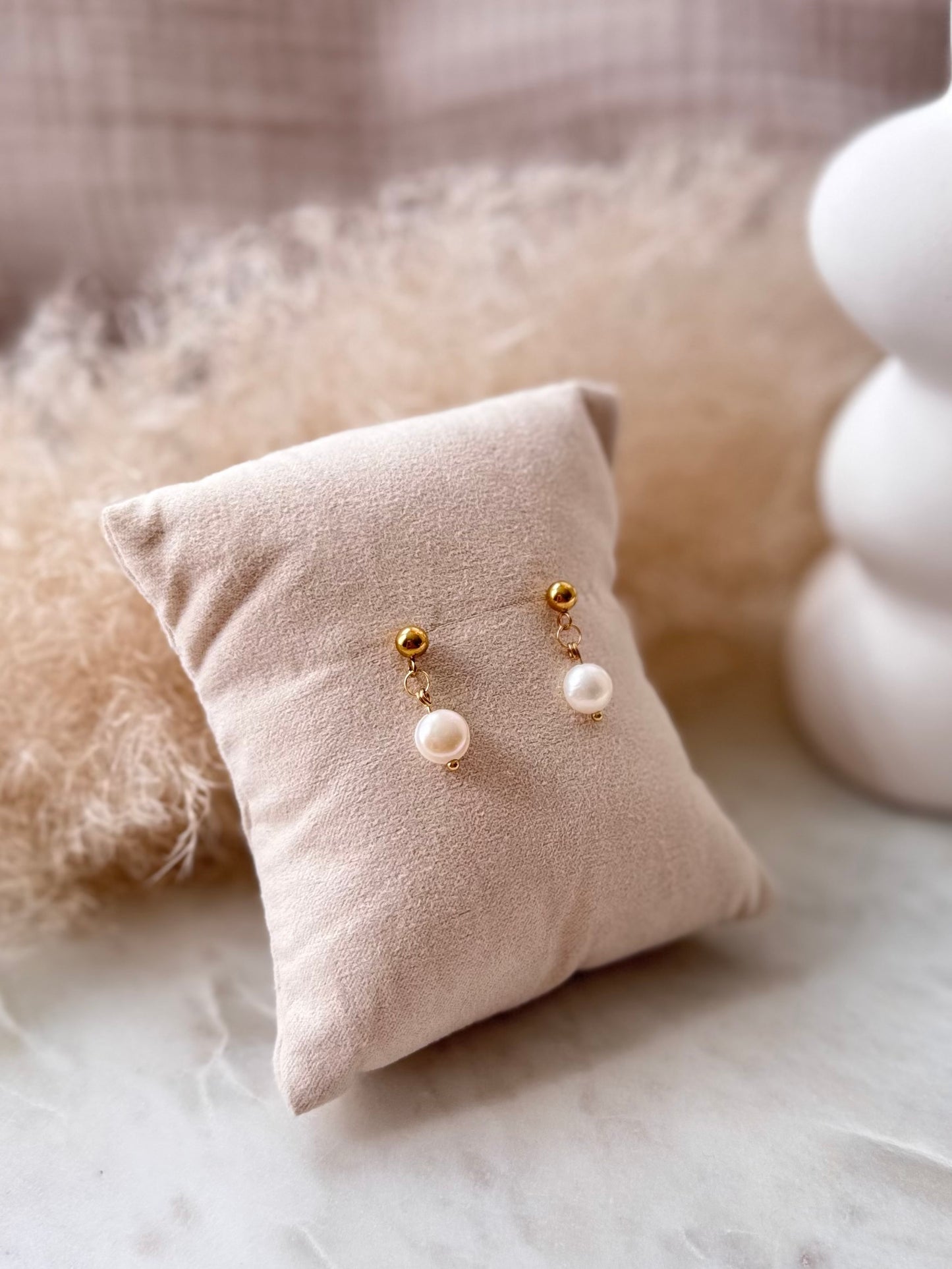 Goldene Ohrringe mit Süßwasserperlen - Schlichte BOHO SCANDI Ohrstecker aus Edelstahl