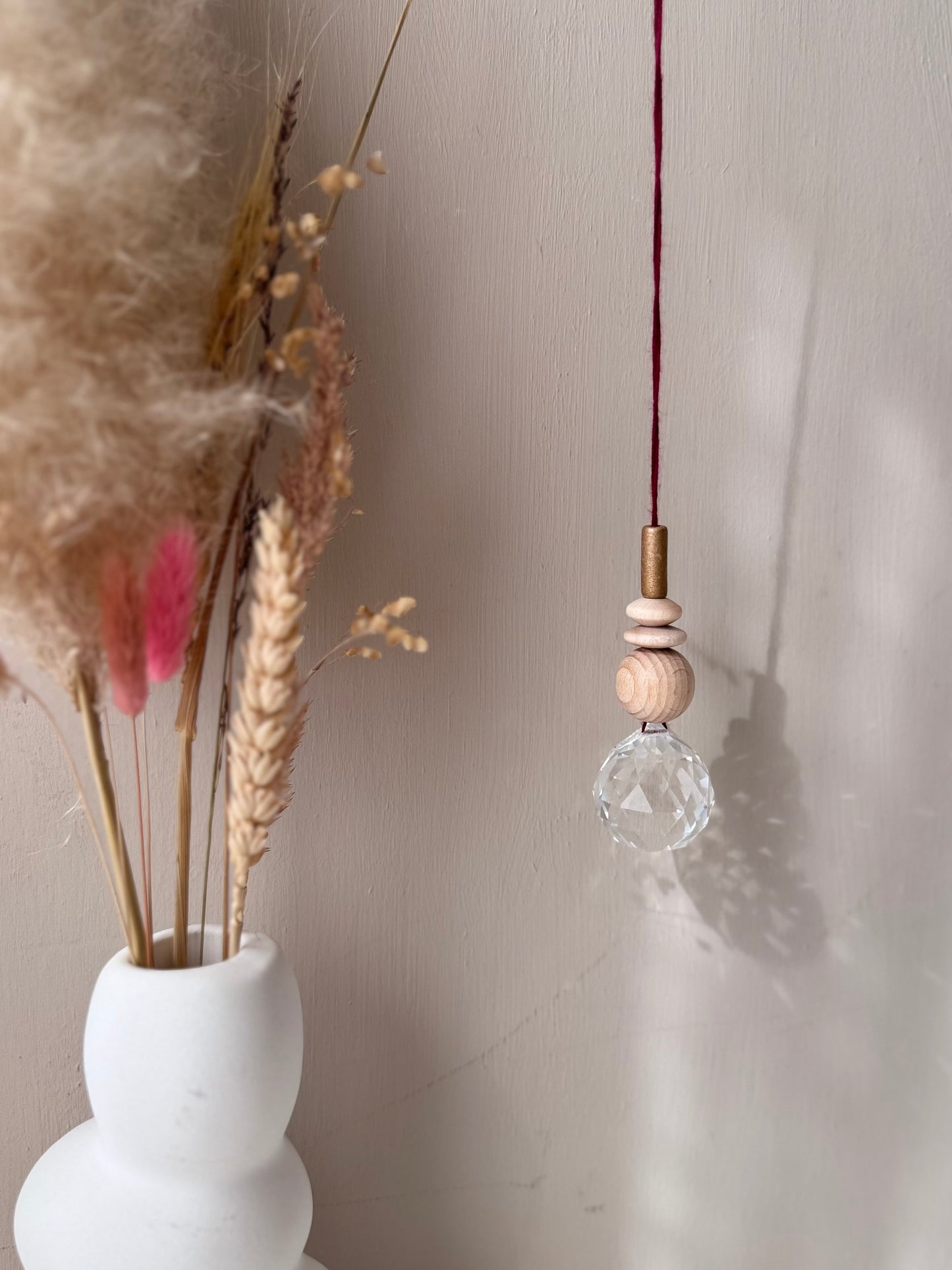Handgefertigter schlichter Sonnenfänger Bordeaux und Gold - Suncatcher mit Prisma - Regenbogen Fensterdekoration aus Glas