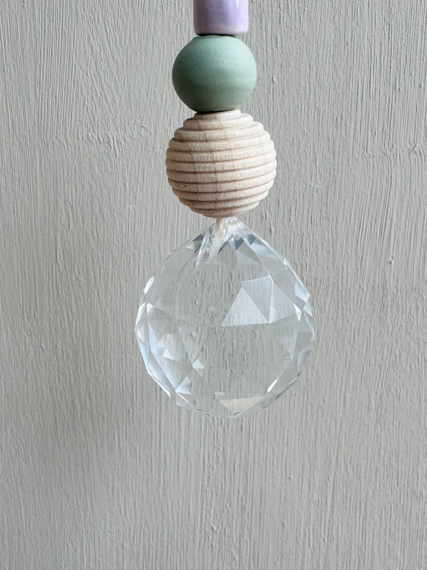 Handgefertigter bunter Sonnenfänger - Suncatcher mit Prisma - Regenbogen Fensterdekoration aus Glas