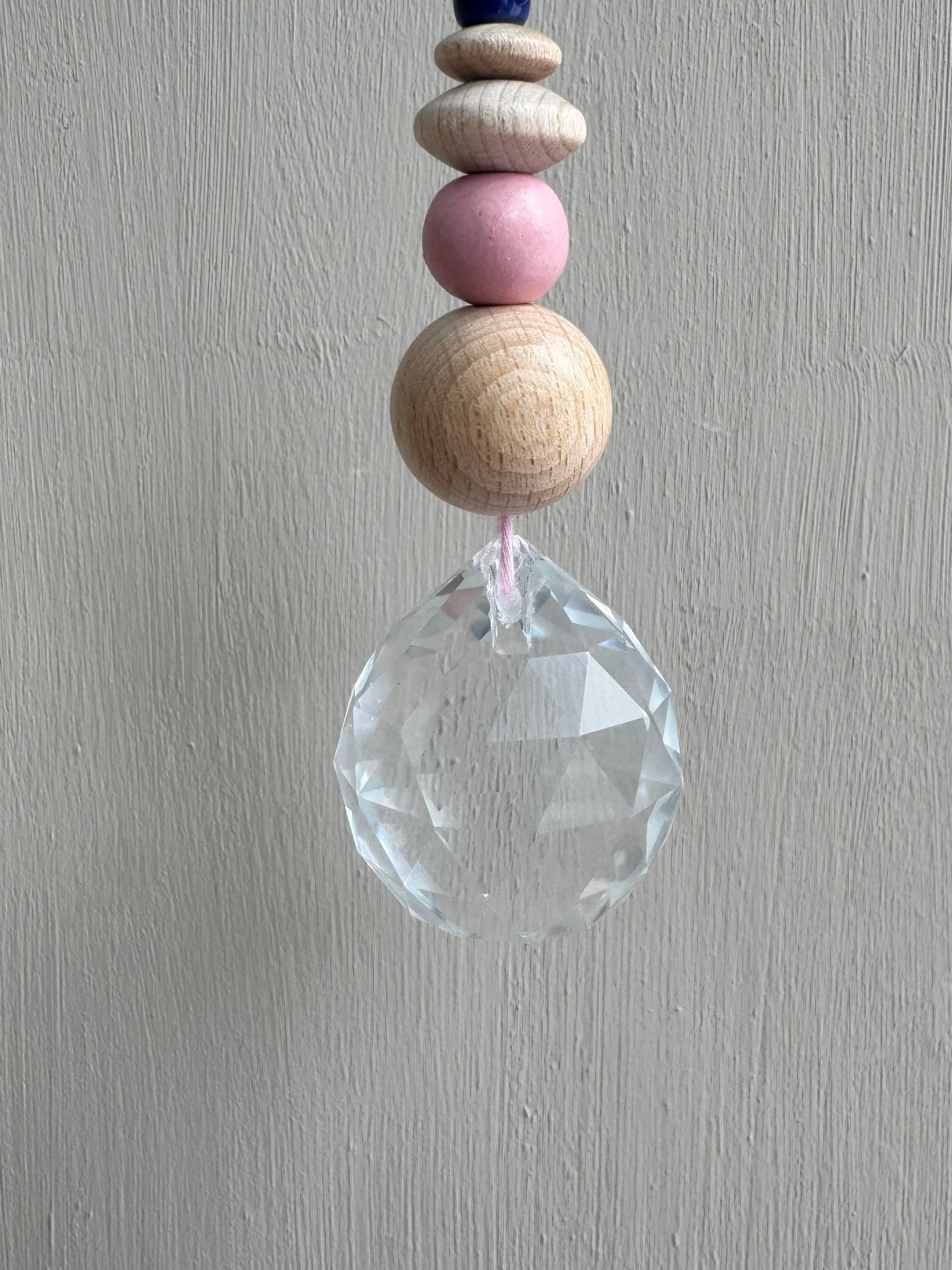 Handgefertigter bunter Sonnenfänger - Suncatcher mit Prisma - Regenbogen Fensterdekoration aus Glas - Rosa und Blau