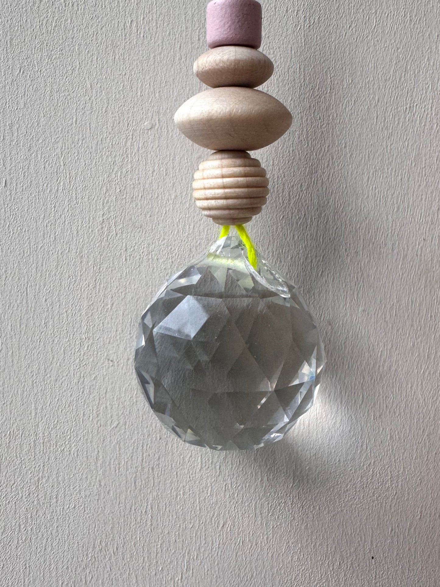 Handgefertigter bunter Sonnenfänger Neongelb, Grau & Rosa - Suncatcher mit Prisma - Regenbogen Fensterdekoration aus Glas