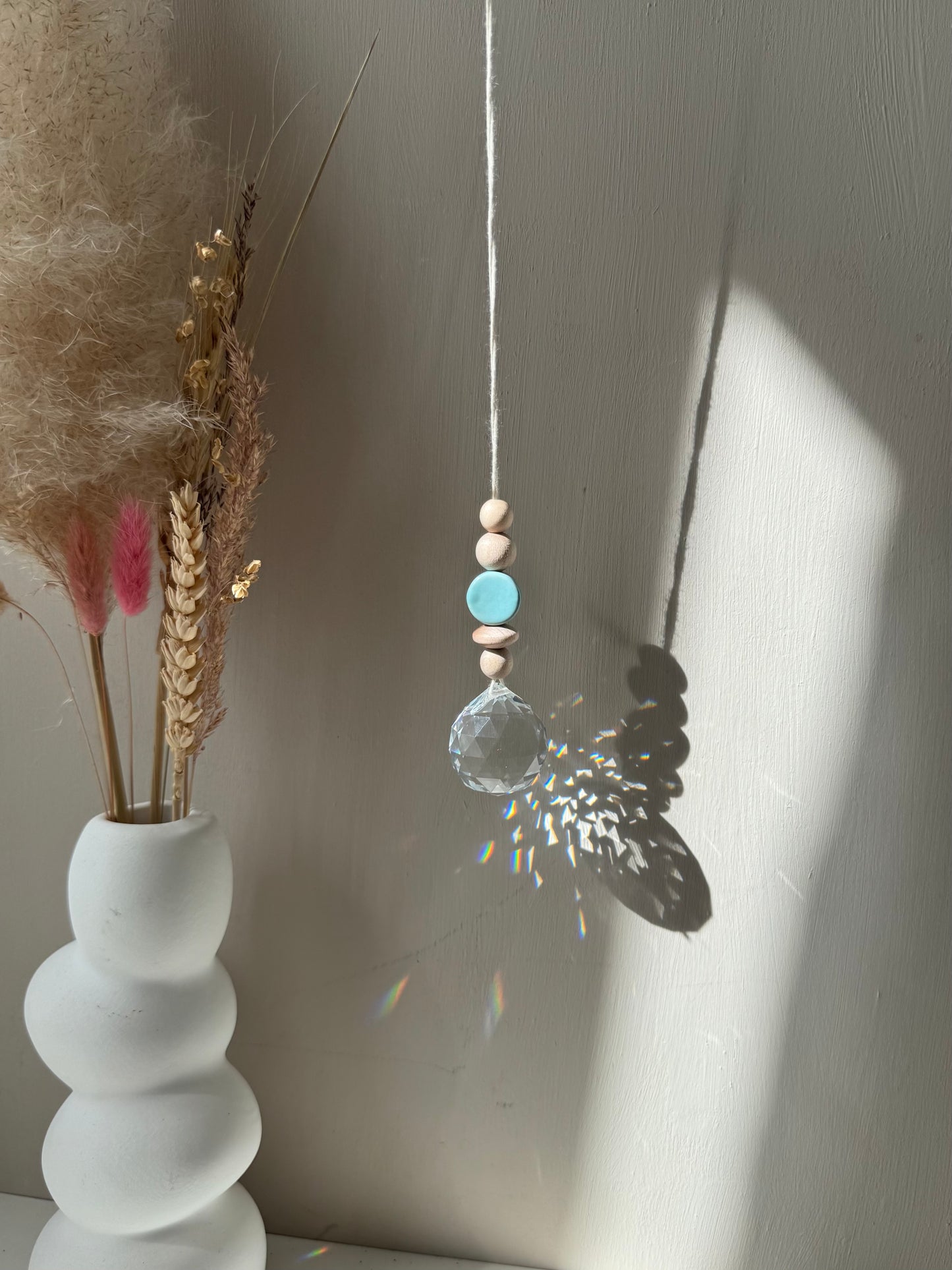 Handgefertigter schlichter Sonnenfänger Hellblau - Suncatcher mit Prisma - Regenbogen Fensterdekoration aus Glas