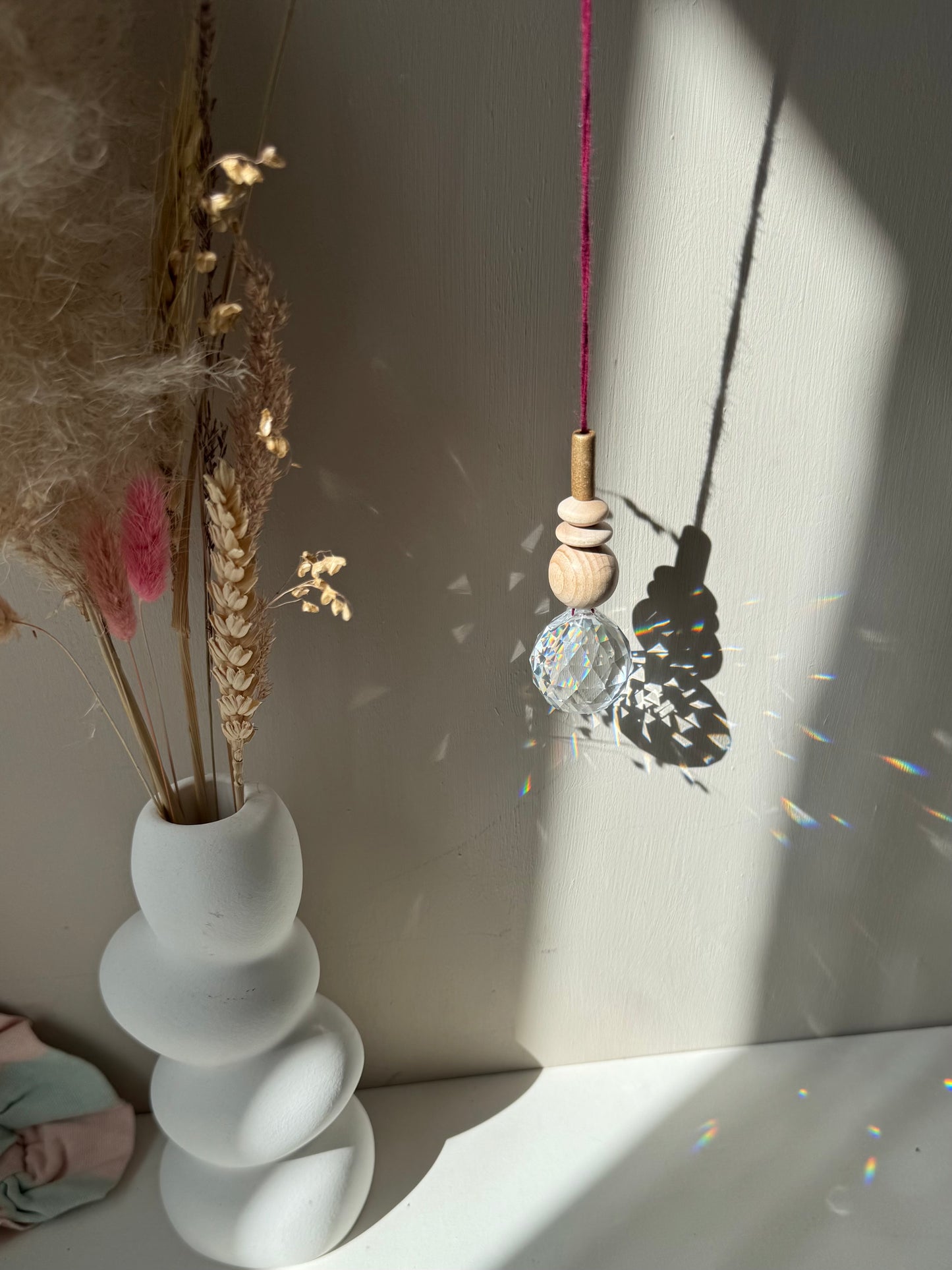 Handgefertigter schlichter Sonnenfänger Bordeaux und Gold - Suncatcher mit Prisma - Regenbogen Fensterdekoration aus Glas