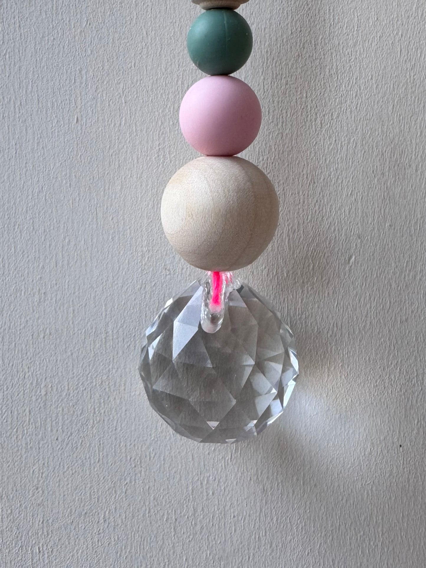 Handgefertigter bunter Sonnenfänger Neonpink und Petrol - Suncatcher mit Prisma - Regenbogen Fensterdekoration aus Glas