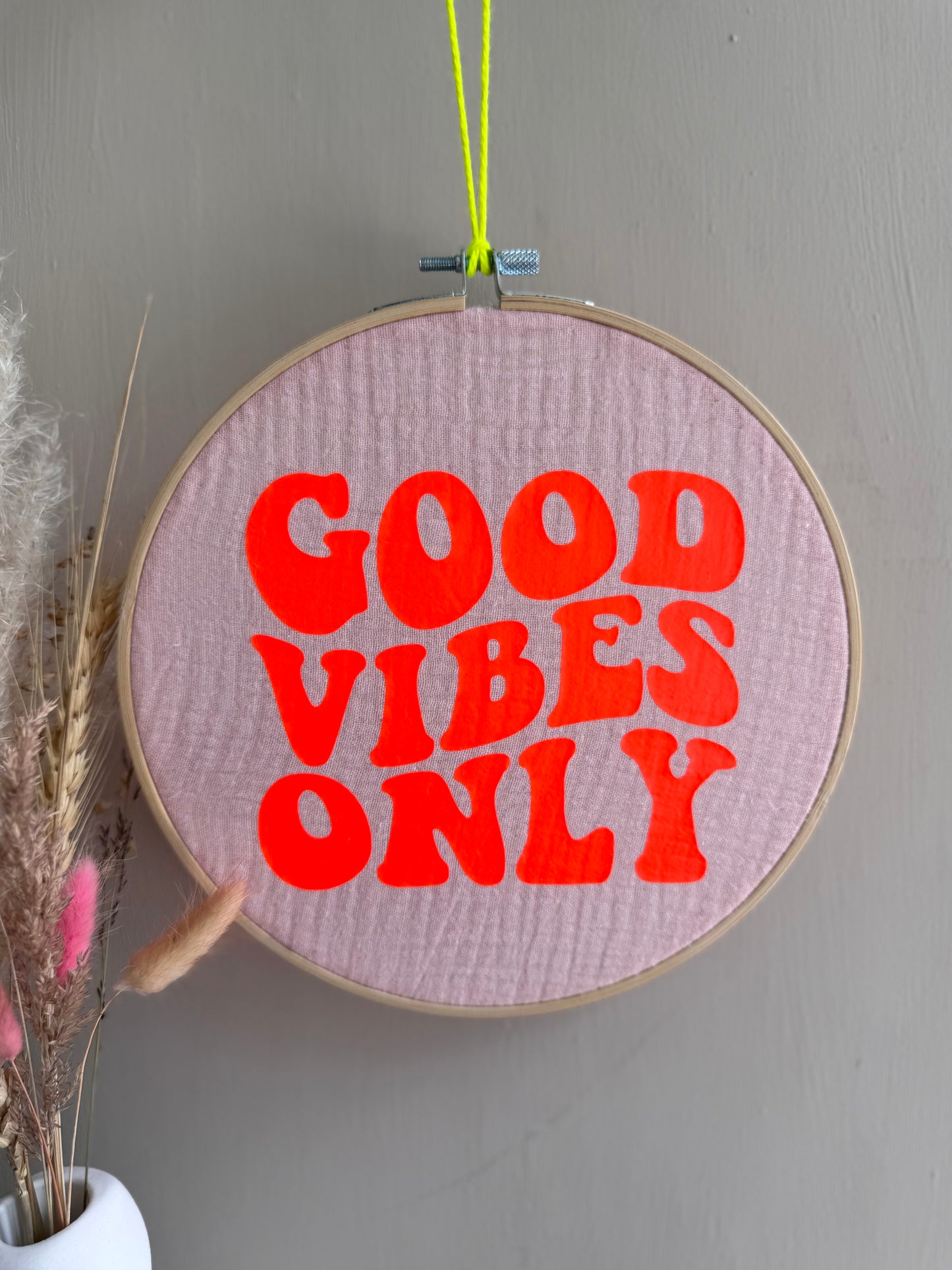 Stickrahmen "Good vibes only" Musselinstoff - Handgemachte Sommerdeko Wanddeko Türkranz
