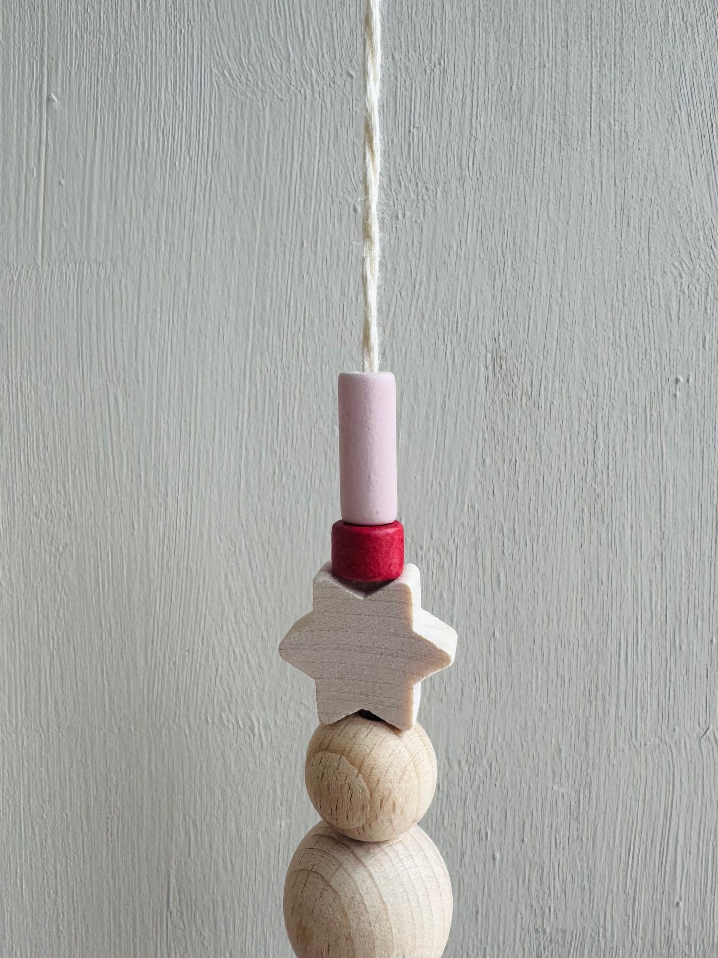 Handgefertigter schlichter Sonnenfänger STERN - Suncatcher mit Prisma - Regenbogen Fensterdekoration aus Glas - Rosa und Rot