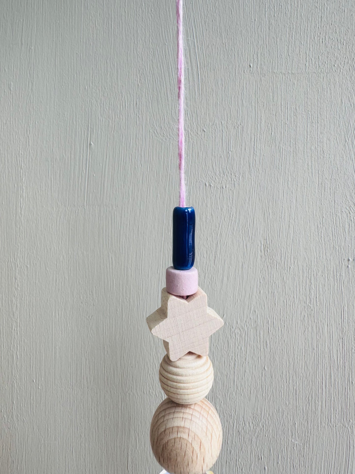 Handgefertigter schlichter Sonnenfänger STERN - Suncatcher mit Prisma - Regenbogen Fensterdekoration aus Glas - Rosa und Blau