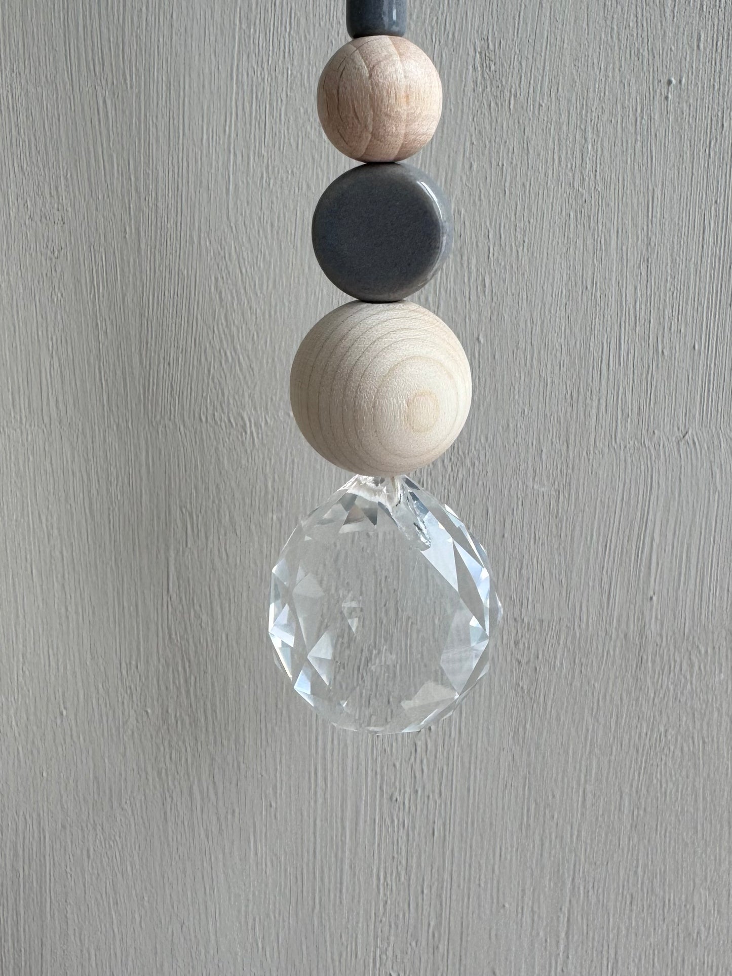 Handgefertigter schlichter Sonnenfänger - Suncatcher mit Prisma - Regenbogen Fensterdekoration aus Glas - Grau