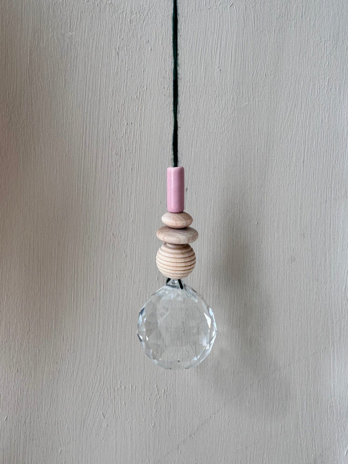 Handgefertigter bunter Sonnenfänger Grün und Rosa - Suncatcher mit Prisma - Regenbogen Fensterdekoration aus Glas